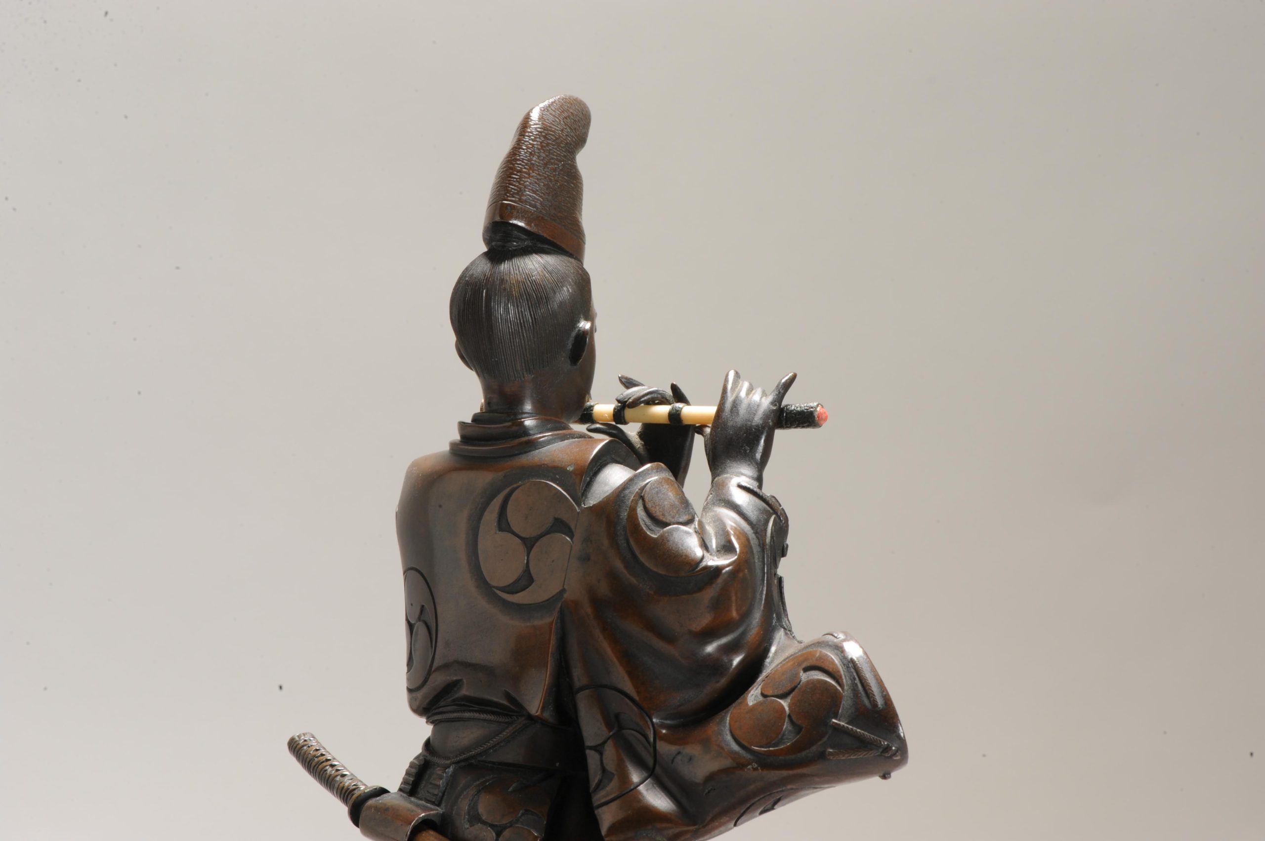 Antique Bronze Samurai with Flute Statue Japan Meiji era (1868-1912) - Image 3