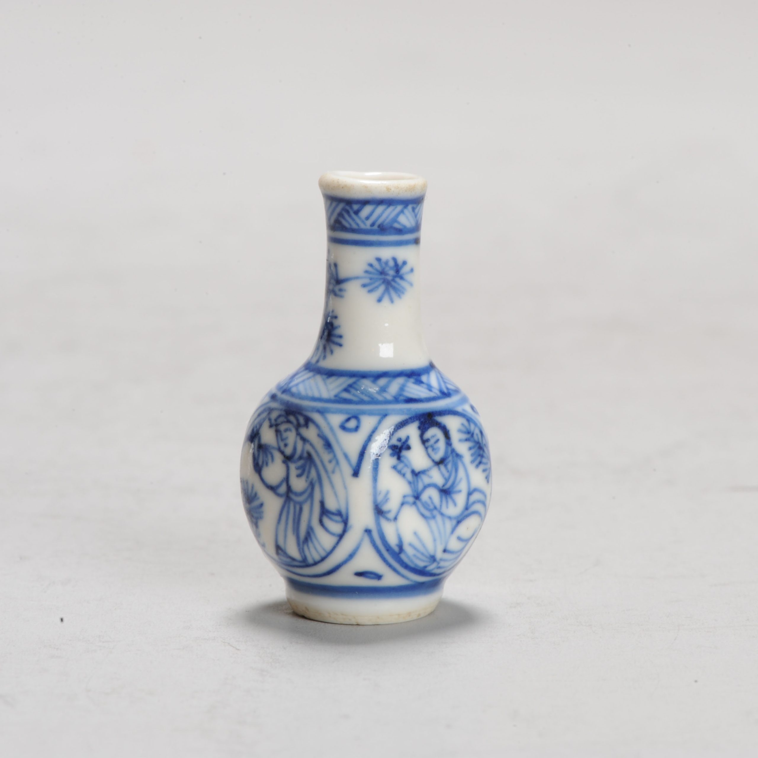 A lovely Kangxi miniature dollhouse bottle vase in Blue and White Figural - Image 4