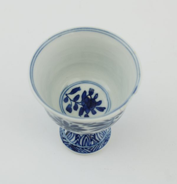 A lovely Chinese porcelain Kangxi Stem Cup in Blue and White Stylized Flowers Lotus - Image 5