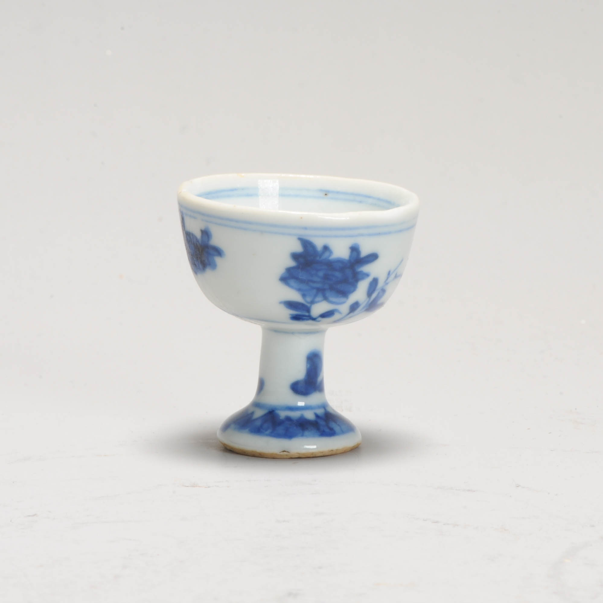 A lovely unusual Kangxi MINIATURE dollhouse Stem Cup in Blue and White Flowers - Image 7
