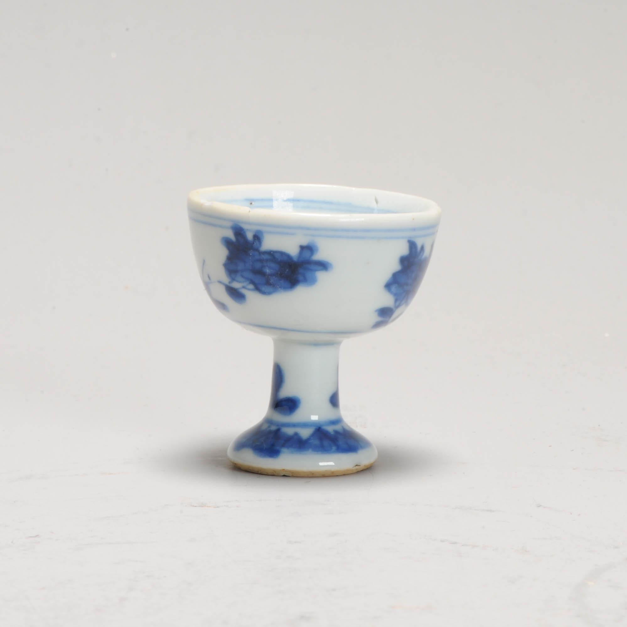 A lovely unusual Kangxi MINIATURE dollhouse Stem Cup in Blue and White Flowers - Image 6
