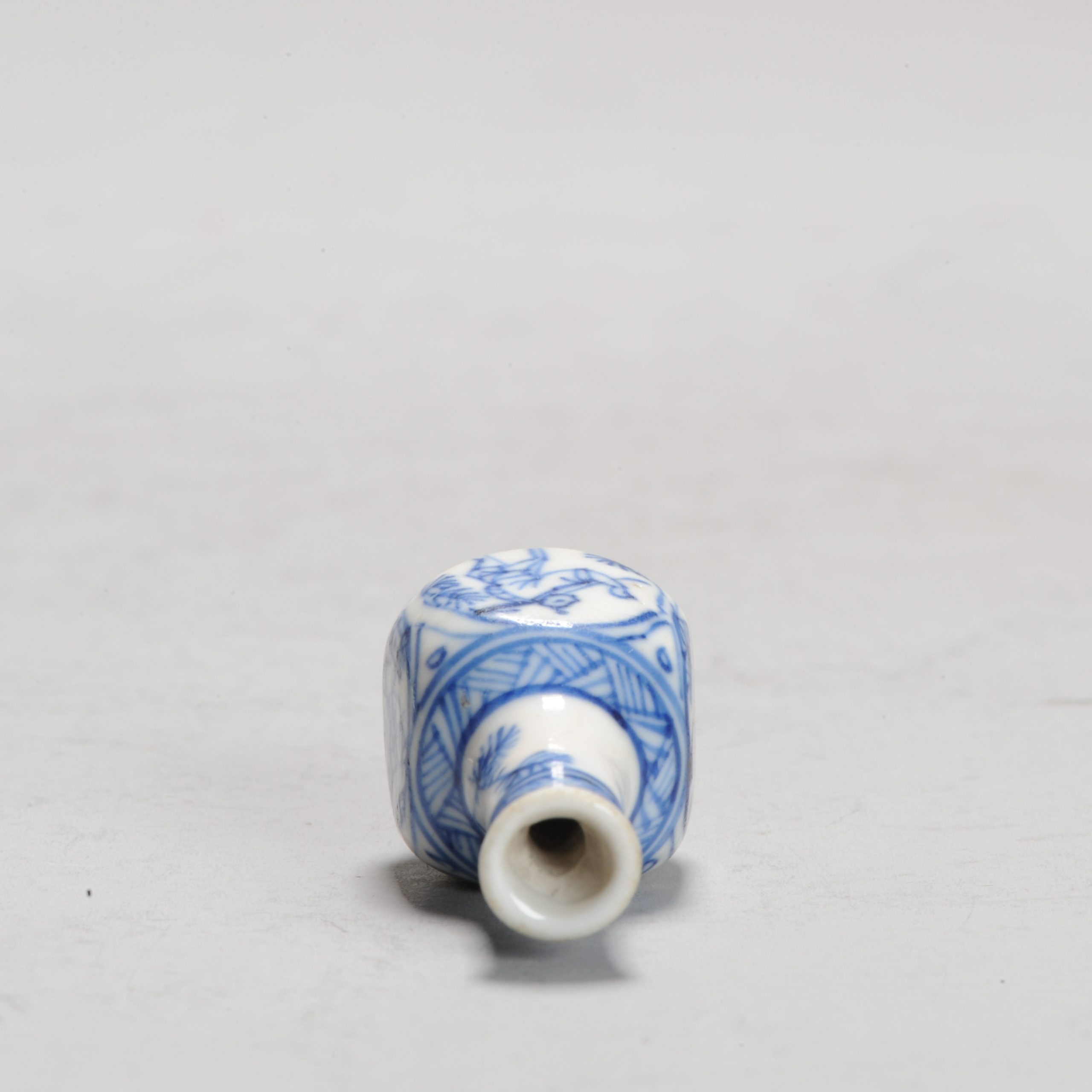 A lovely Kangxi miniature dollhouse bottle vase in Blue and White Figural - Image 3