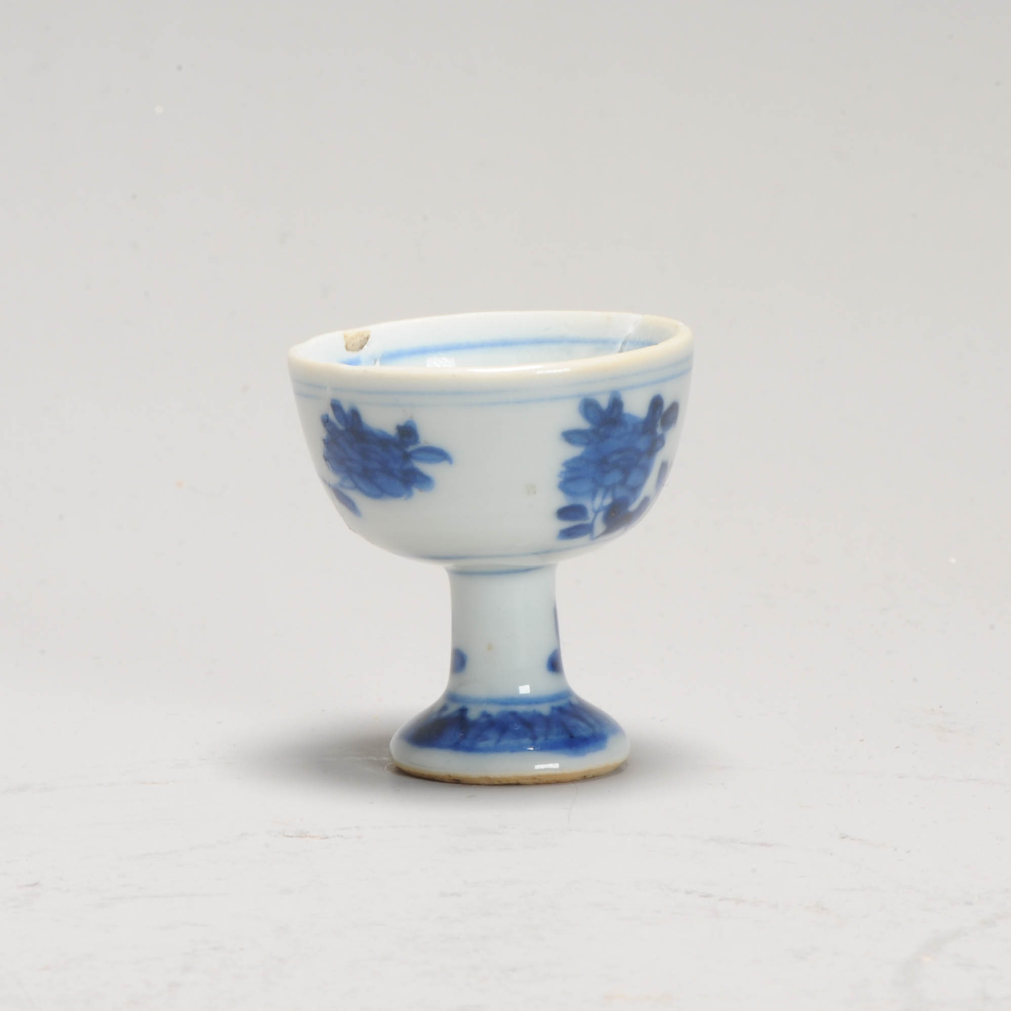 A lovely unusual Kangxi MINIATURE dollhouse Stem Cup in Blue and White Flowers - Image 5