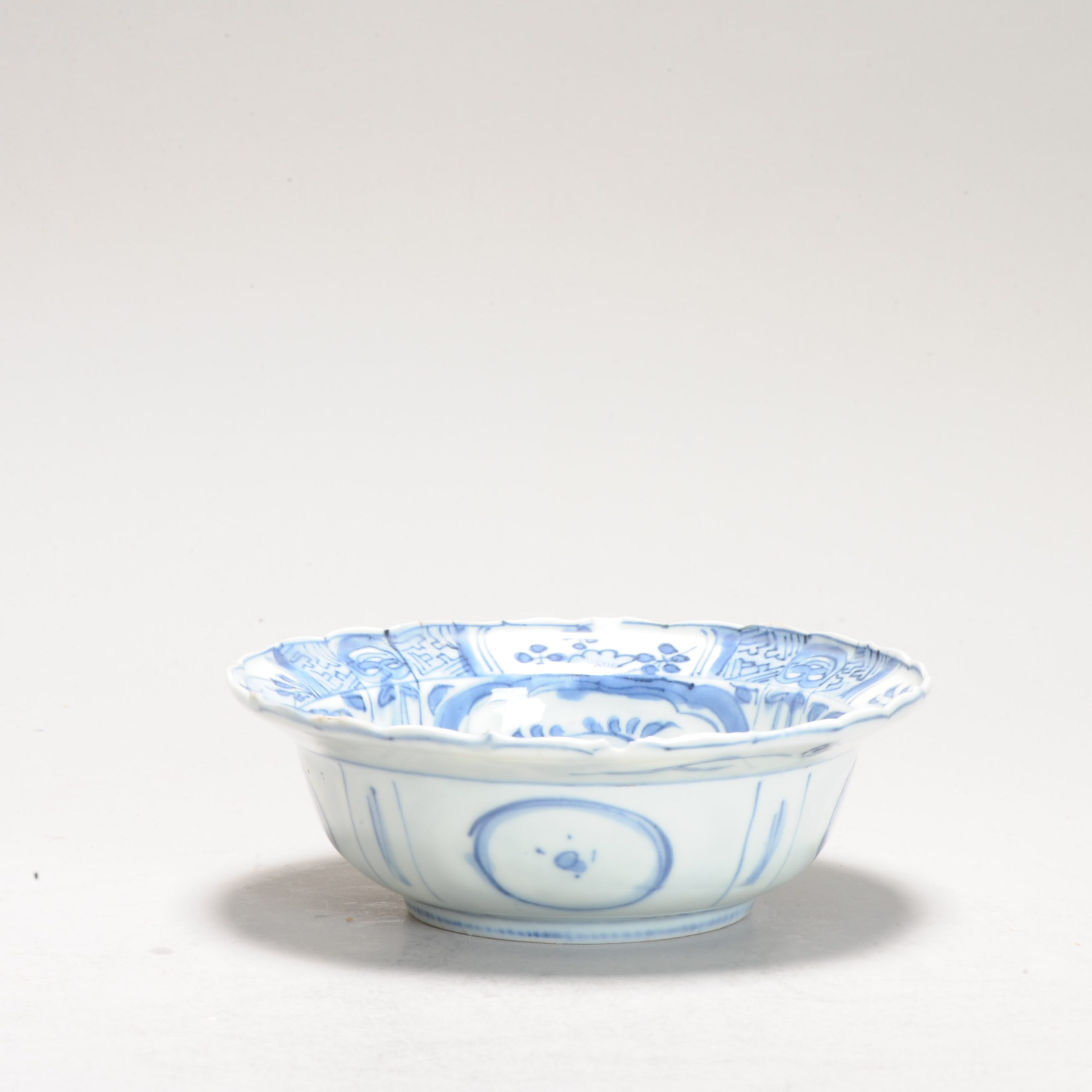 Antique Ming Period Chinese Porcelain Kraak Klapmuts Butterfly and Flower - Image 2