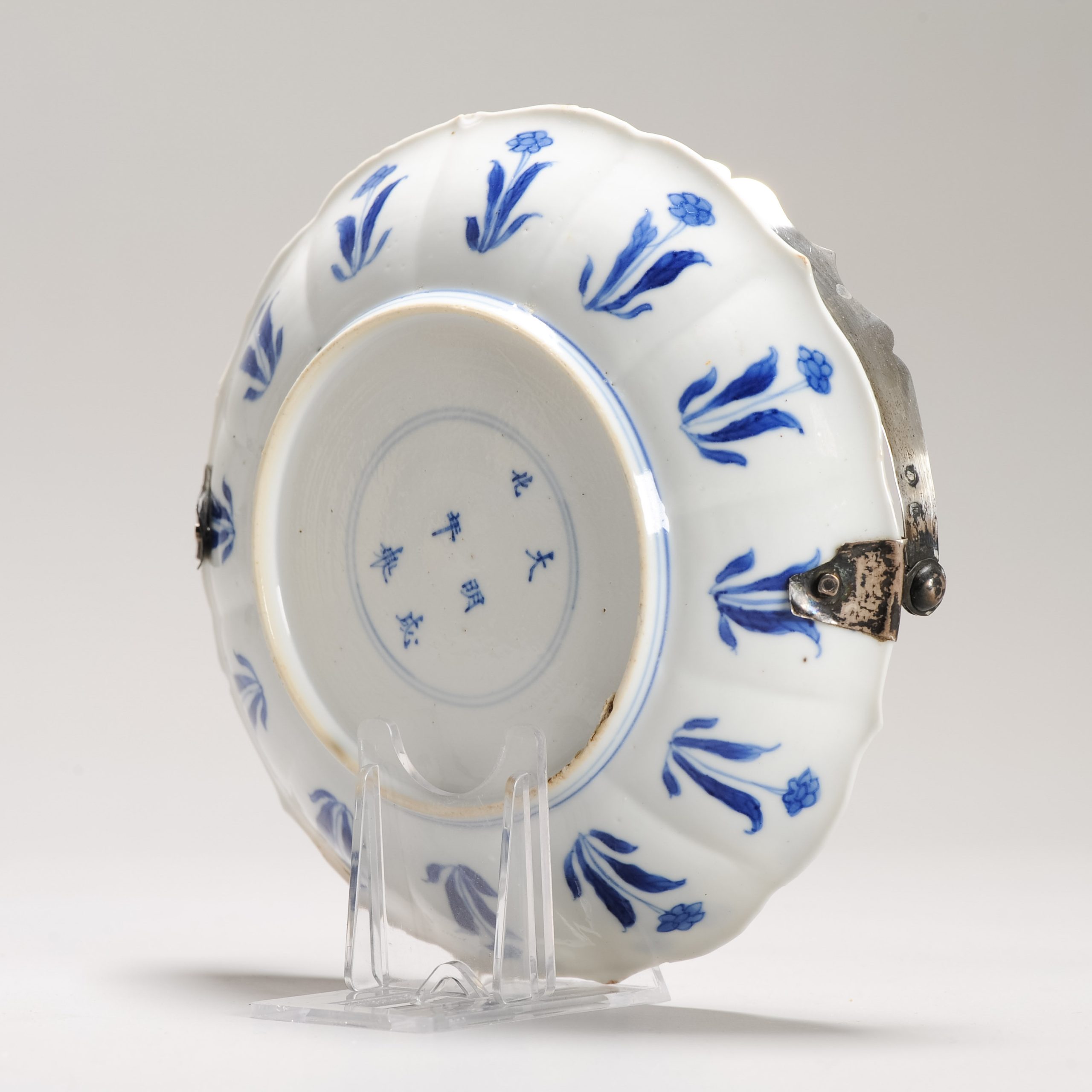 A Rare Kangxi period Chinese porcelain Garden scene Plate with Marked BAse - Image 11