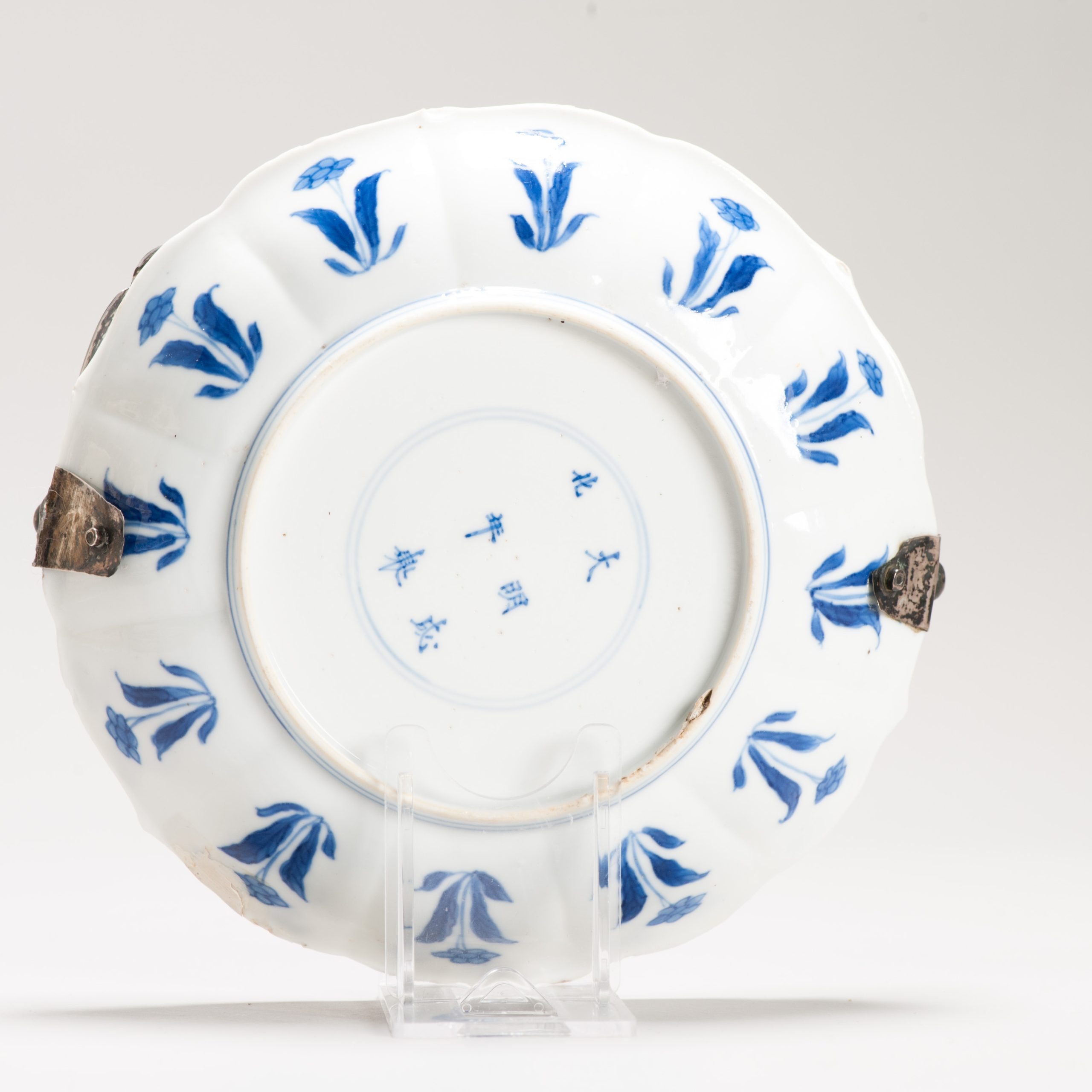A Rare Kangxi period Chinese porcelain Garden scene Plate with Marked BAse - Image 3
