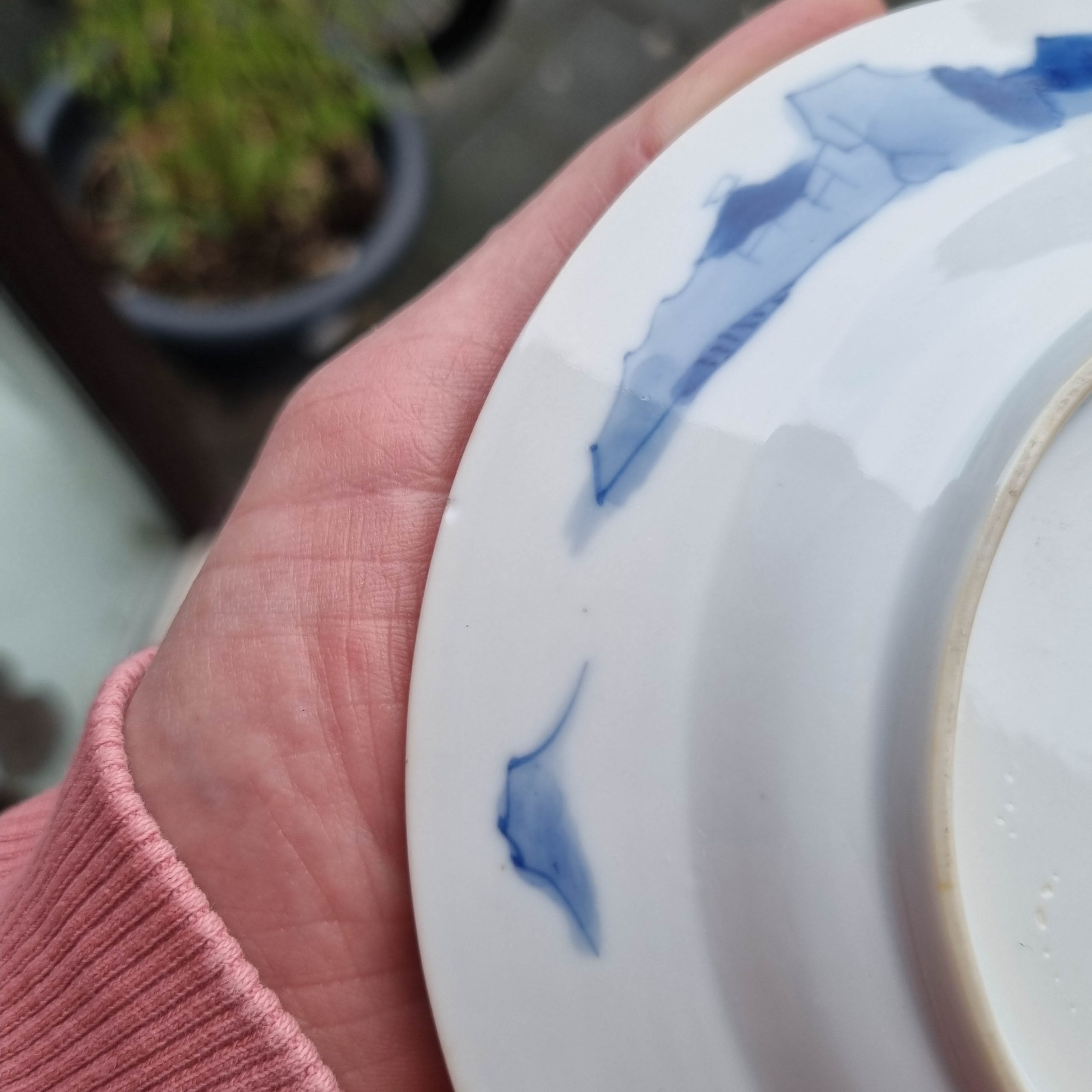 A blue and white dish, Qing dynasty, Kangxi (1662-1722). Liza Garden Scene Marked - Image 5