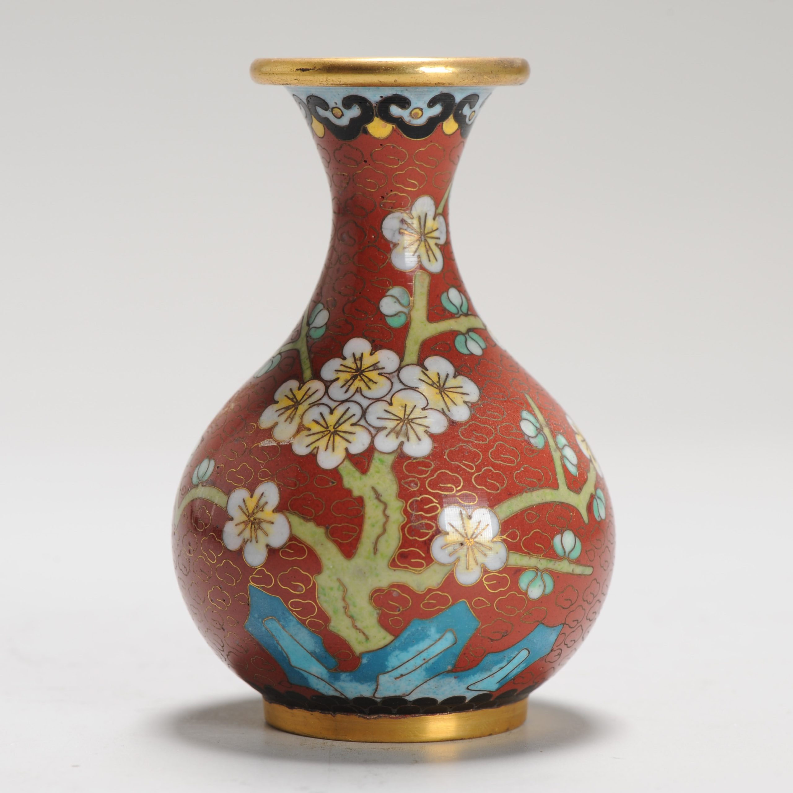 A Small round cloisonné Vase 20th c Chinese In nice Red Flowers FLoral