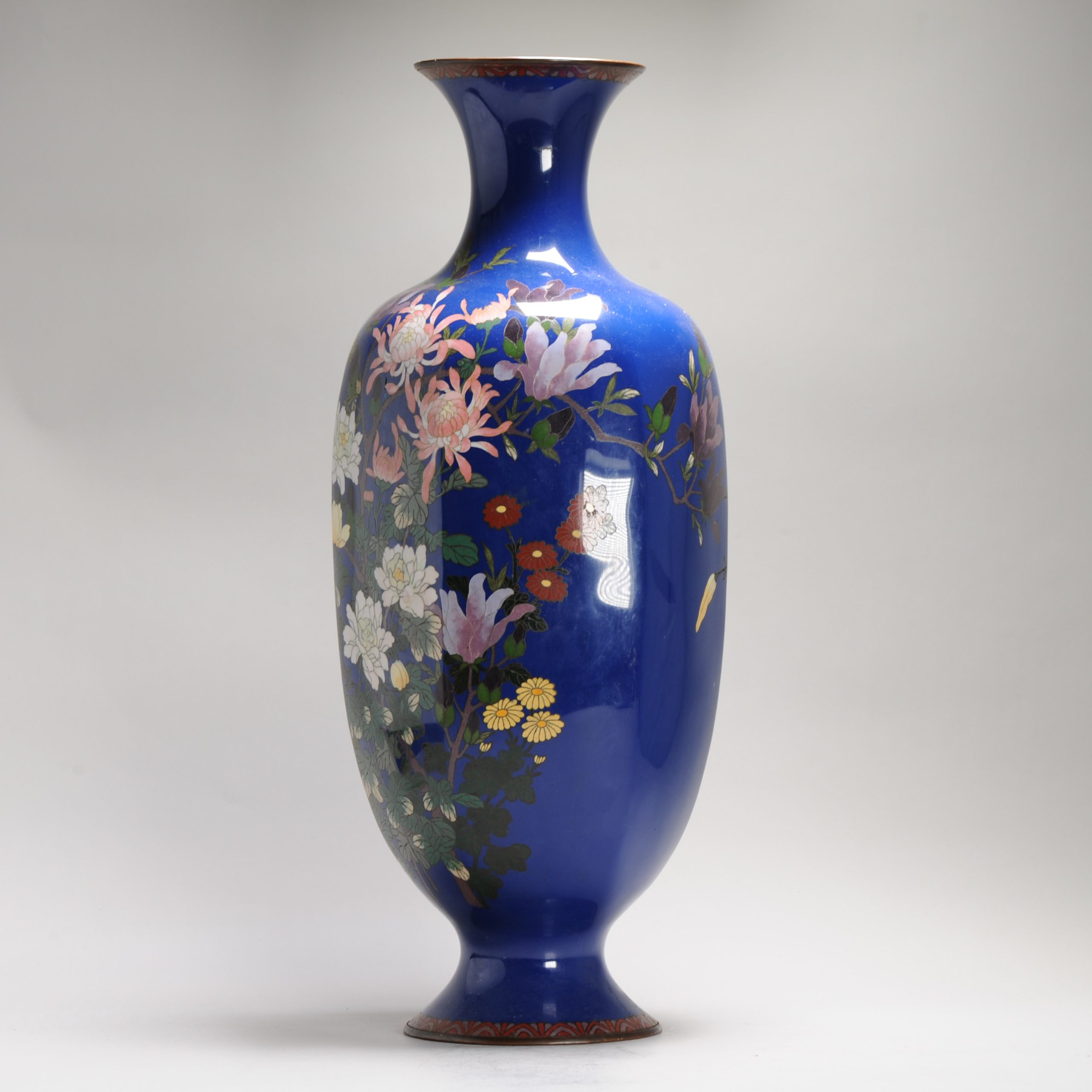 A large blue ground Vase with flowers and Prunus cloisonné enamel Meiji era (1868-1912) - Image 10