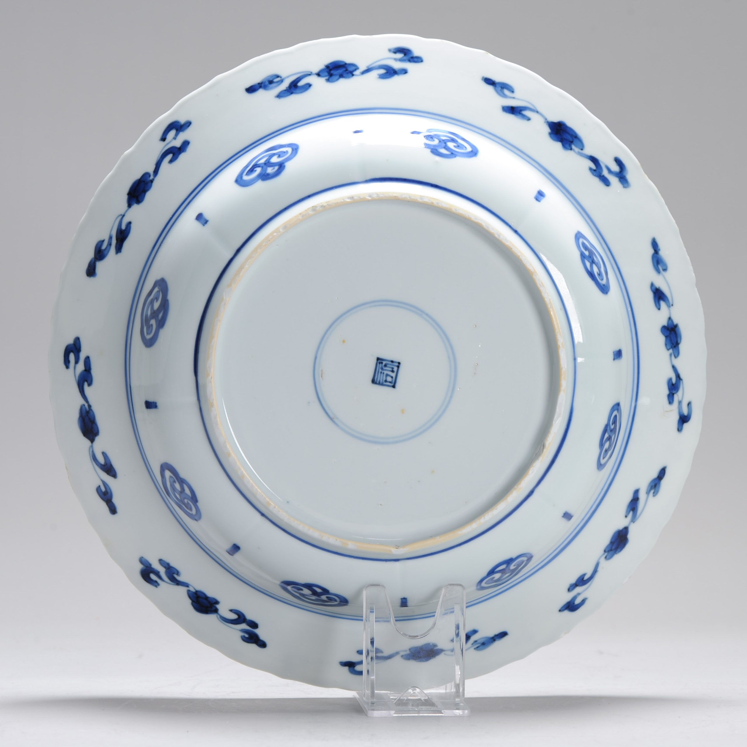 A Kangxi period Chinese porcelain Large Dish with Birds Flowers Valuables Marked - Image 7