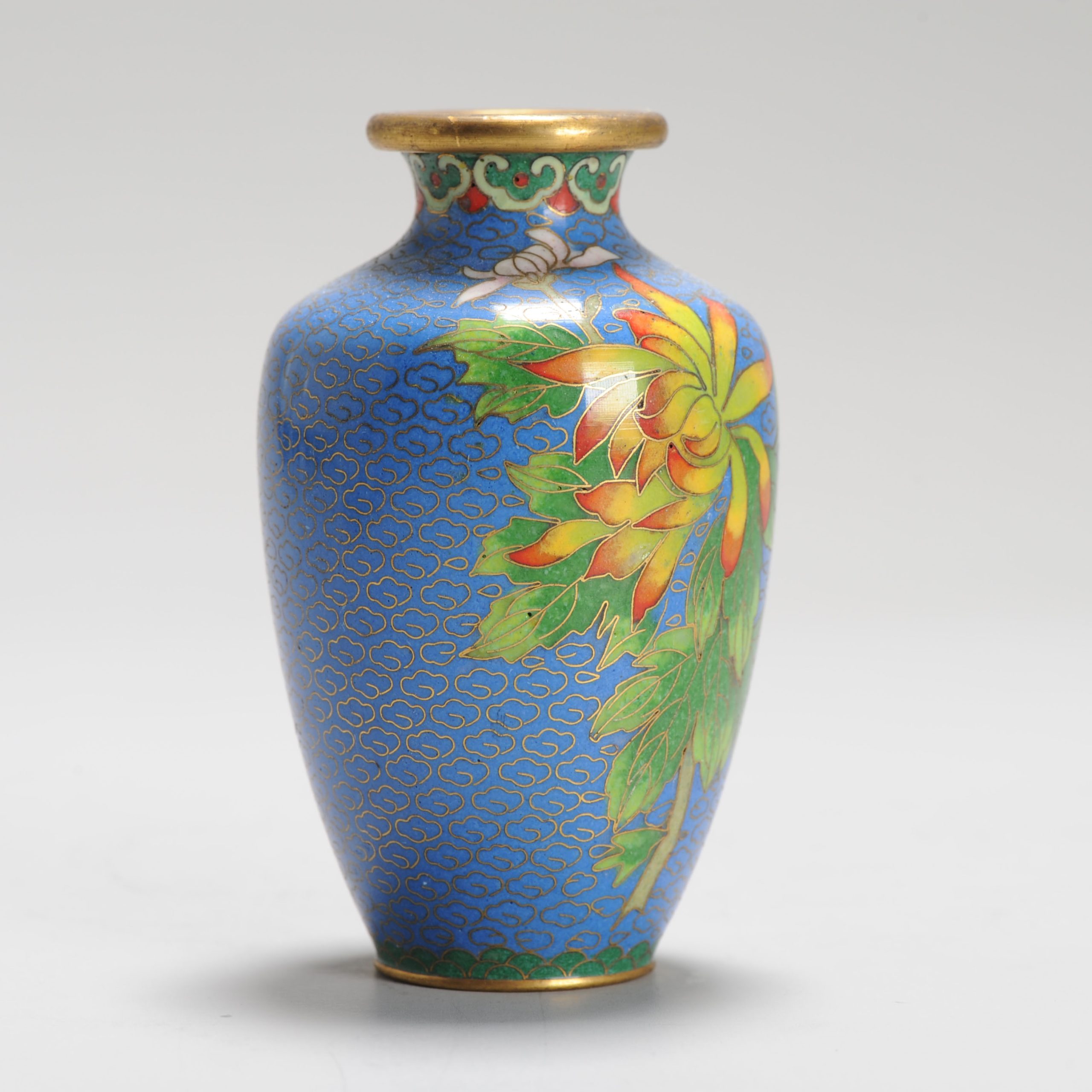 A Small round cloisonné Vase 20th c Chinese In nice blue Flowers Floral - Image 4