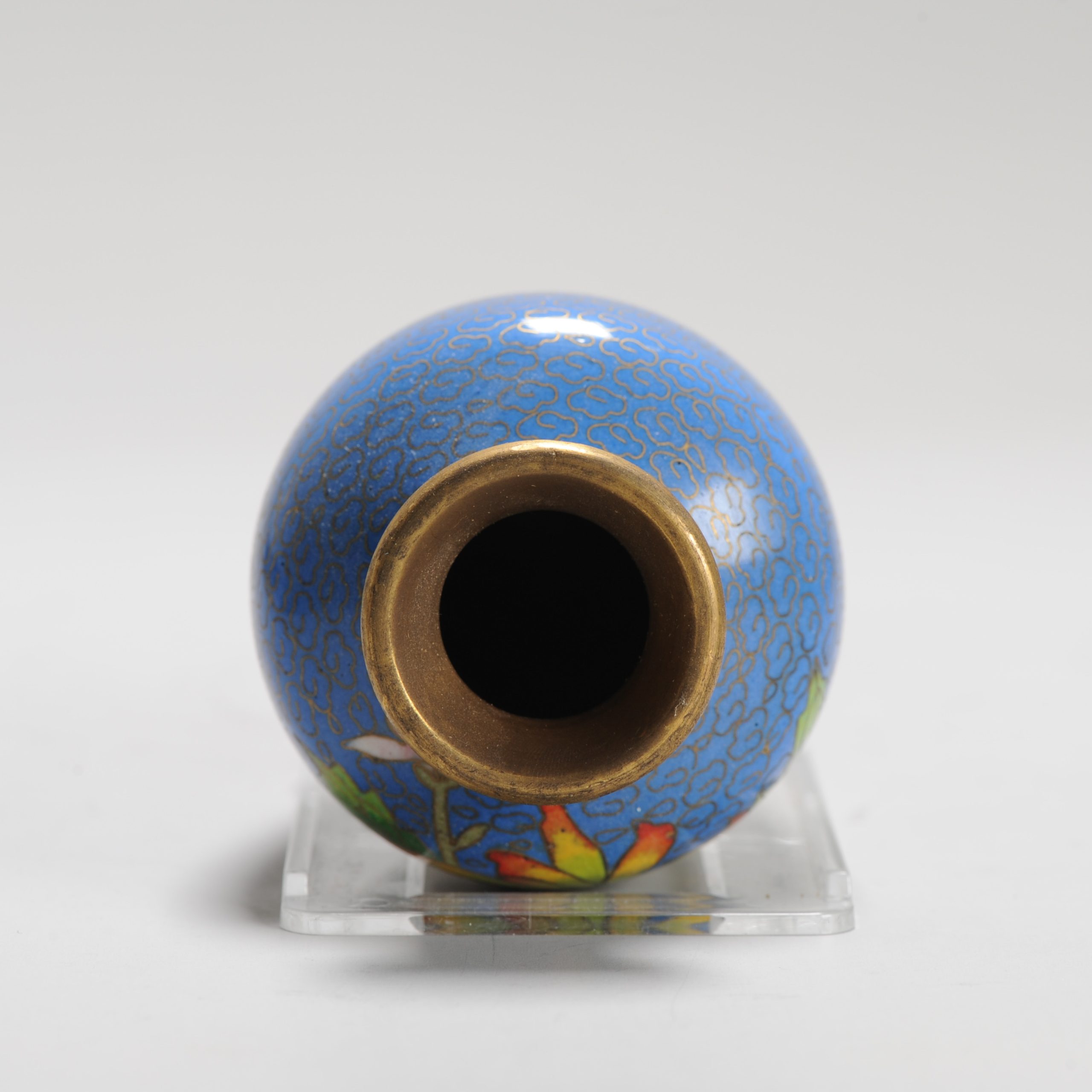 A Small round cloisonné Vase 20th c Chinese In nice blue Flowers Floral - Image 3