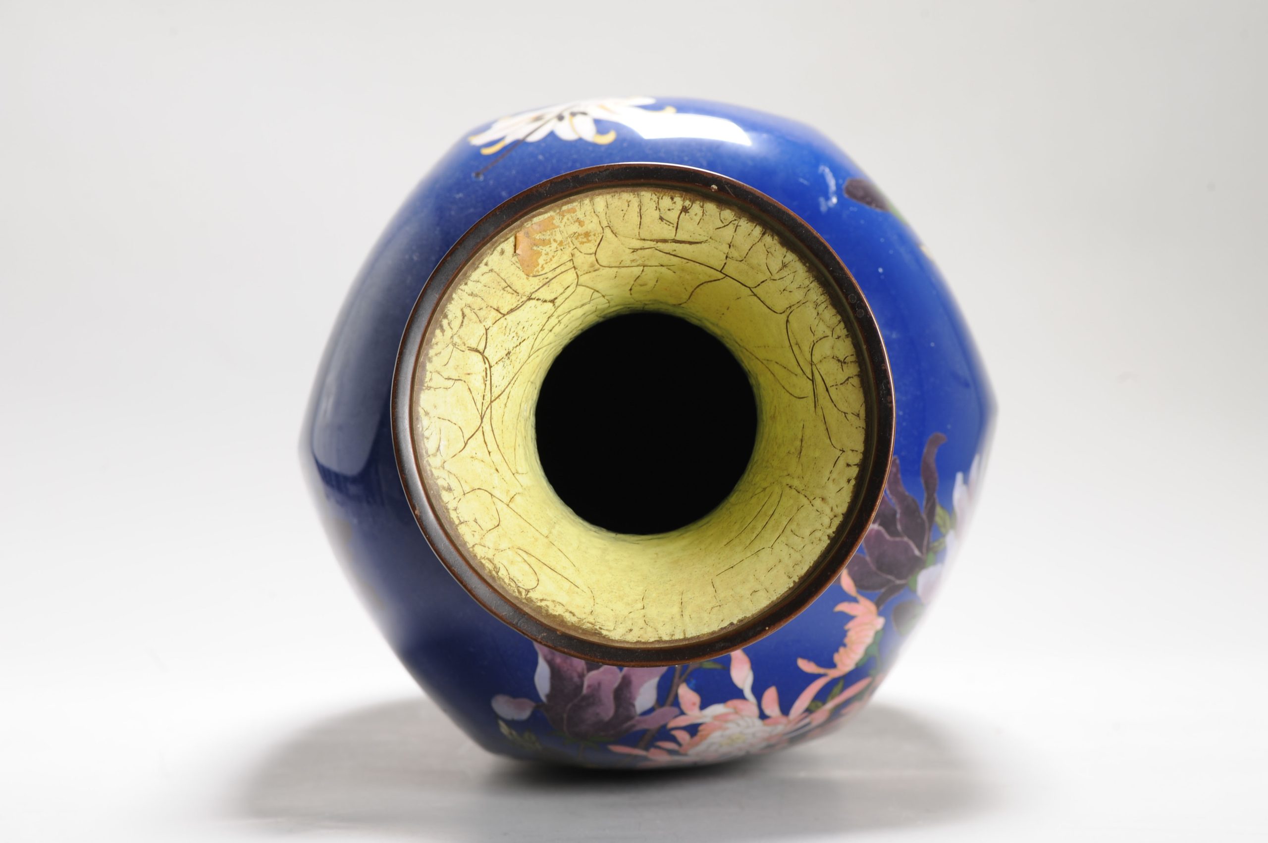 A large blue ground Vase with flowers and Prunus cloisonné enamel Meiji era (1868-1912) - Image 12
