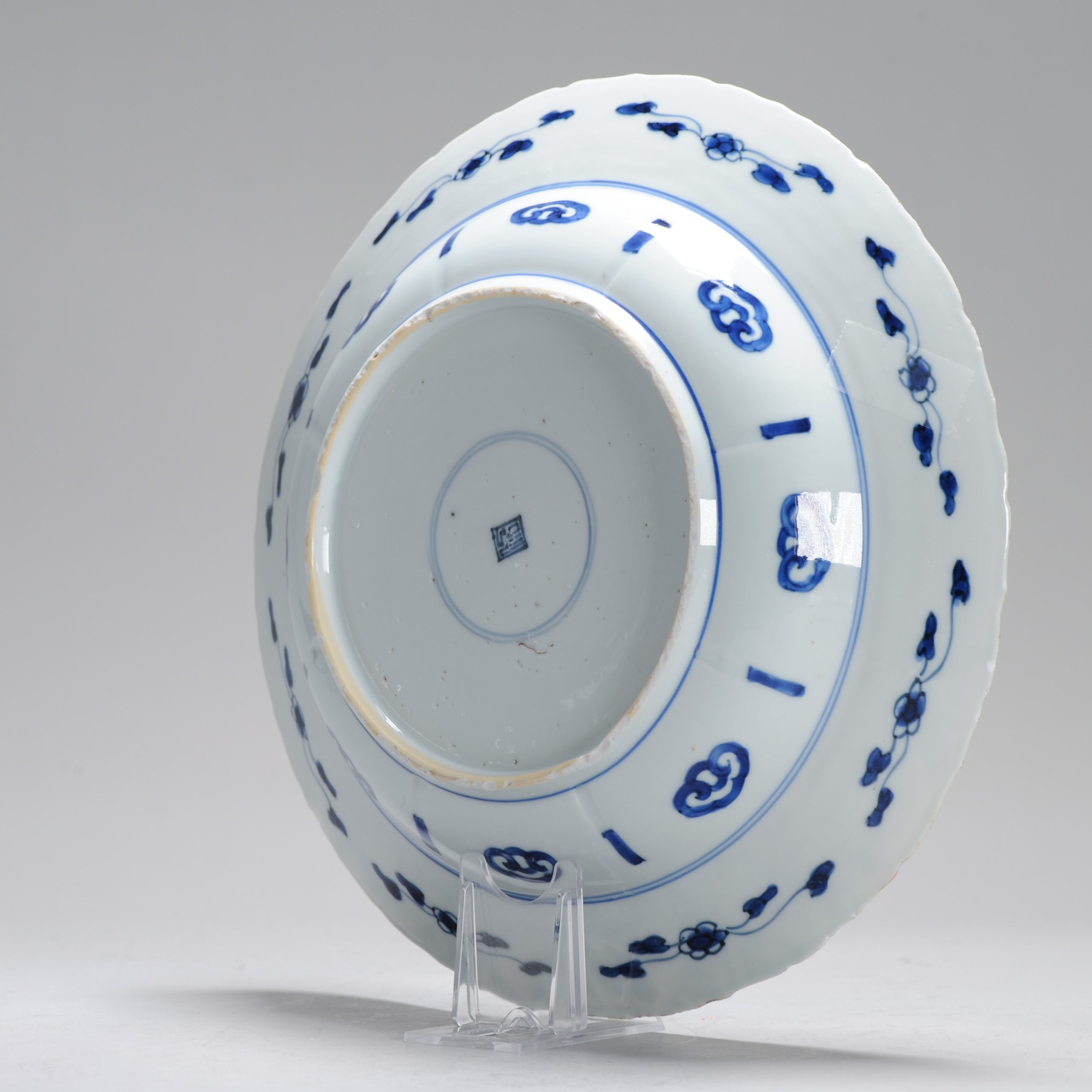 A Kangxi period Chinese porcelain Large Dish with Birds Flowers Valuables Marked - Image 6