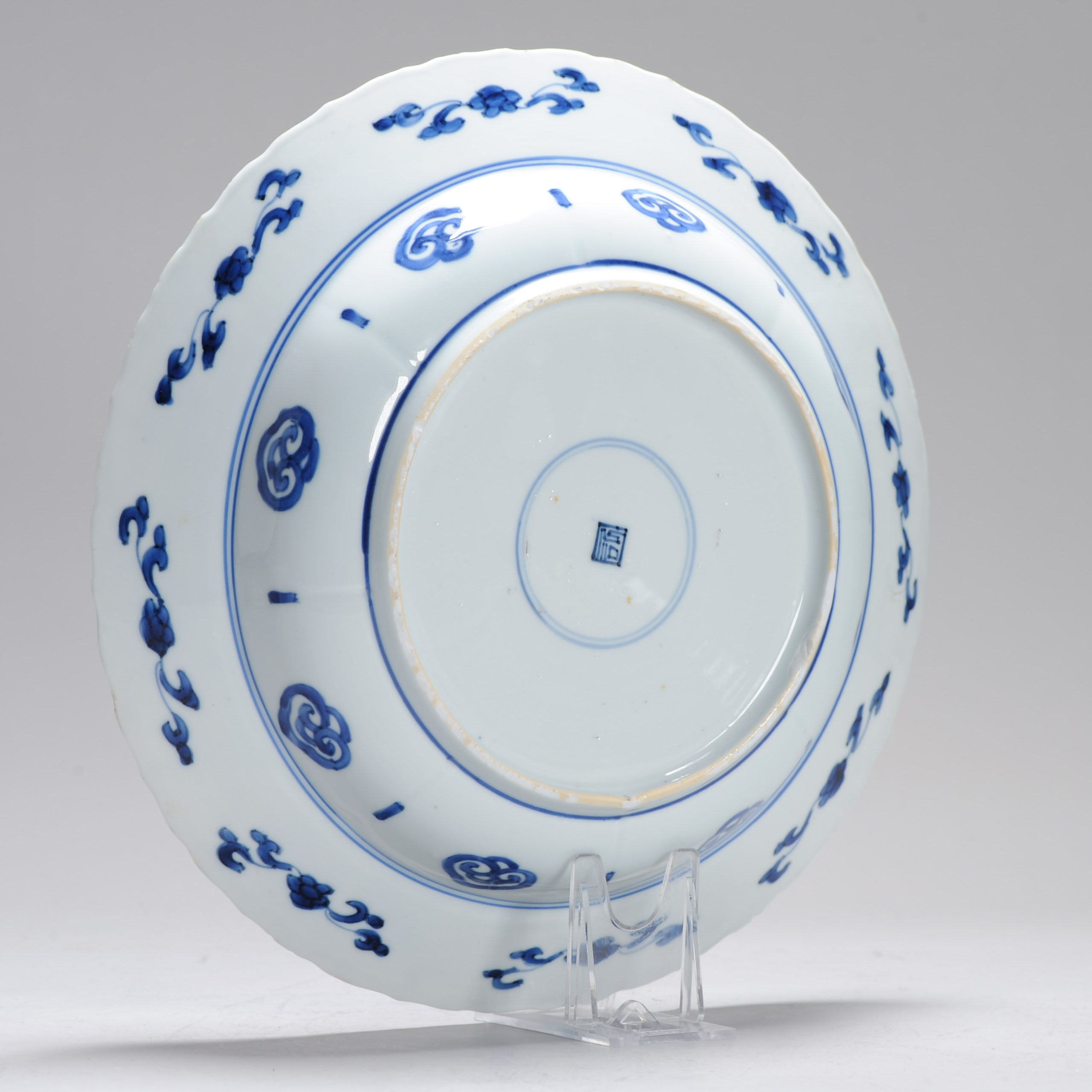 A Kangxi period Chinese porcelain Large Dish with Birds Flowers Valuables Marked - Image 8