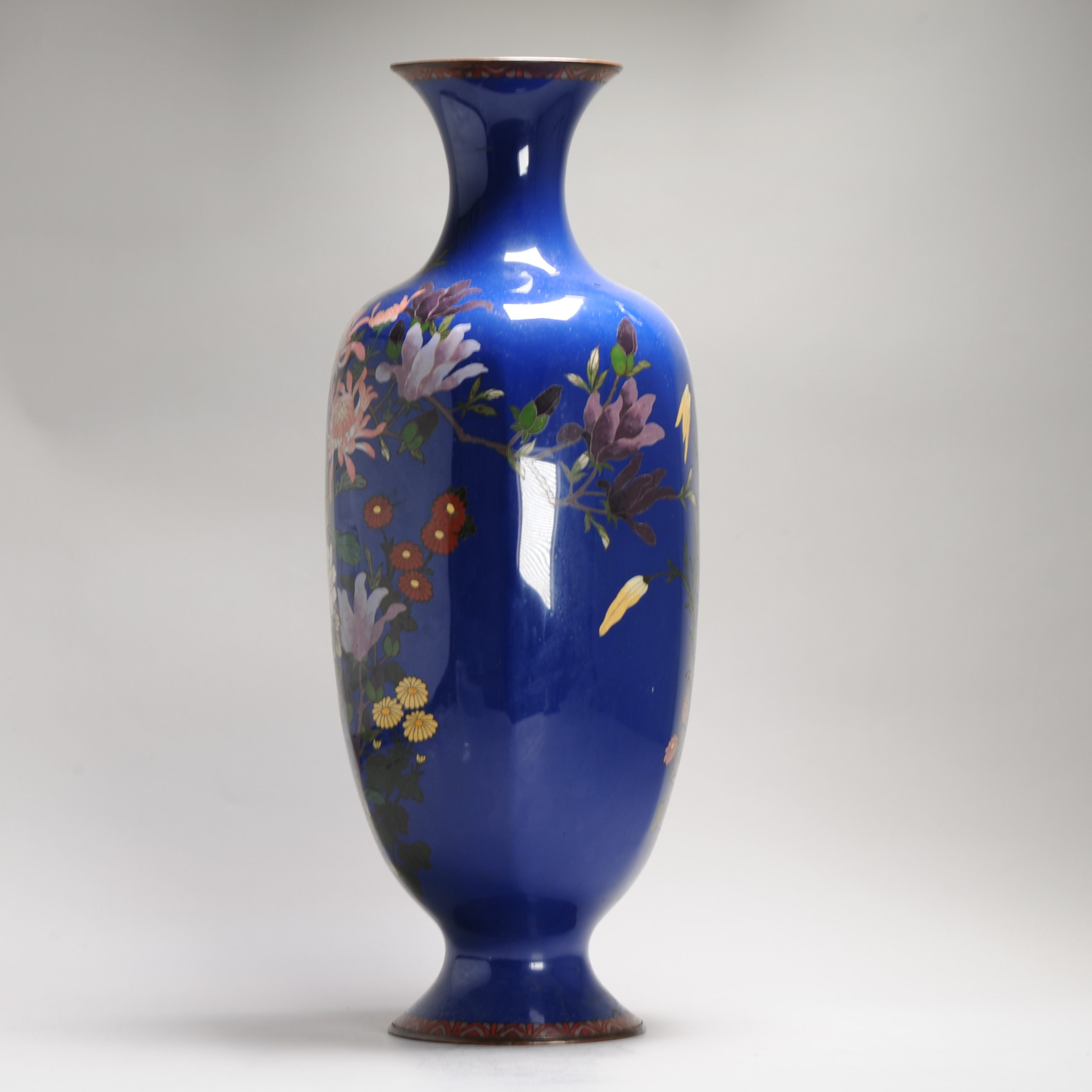 A large blue ground Vase with flowers and Prunus cloisonné enamel Meiji era (1868-1912) - Image 9