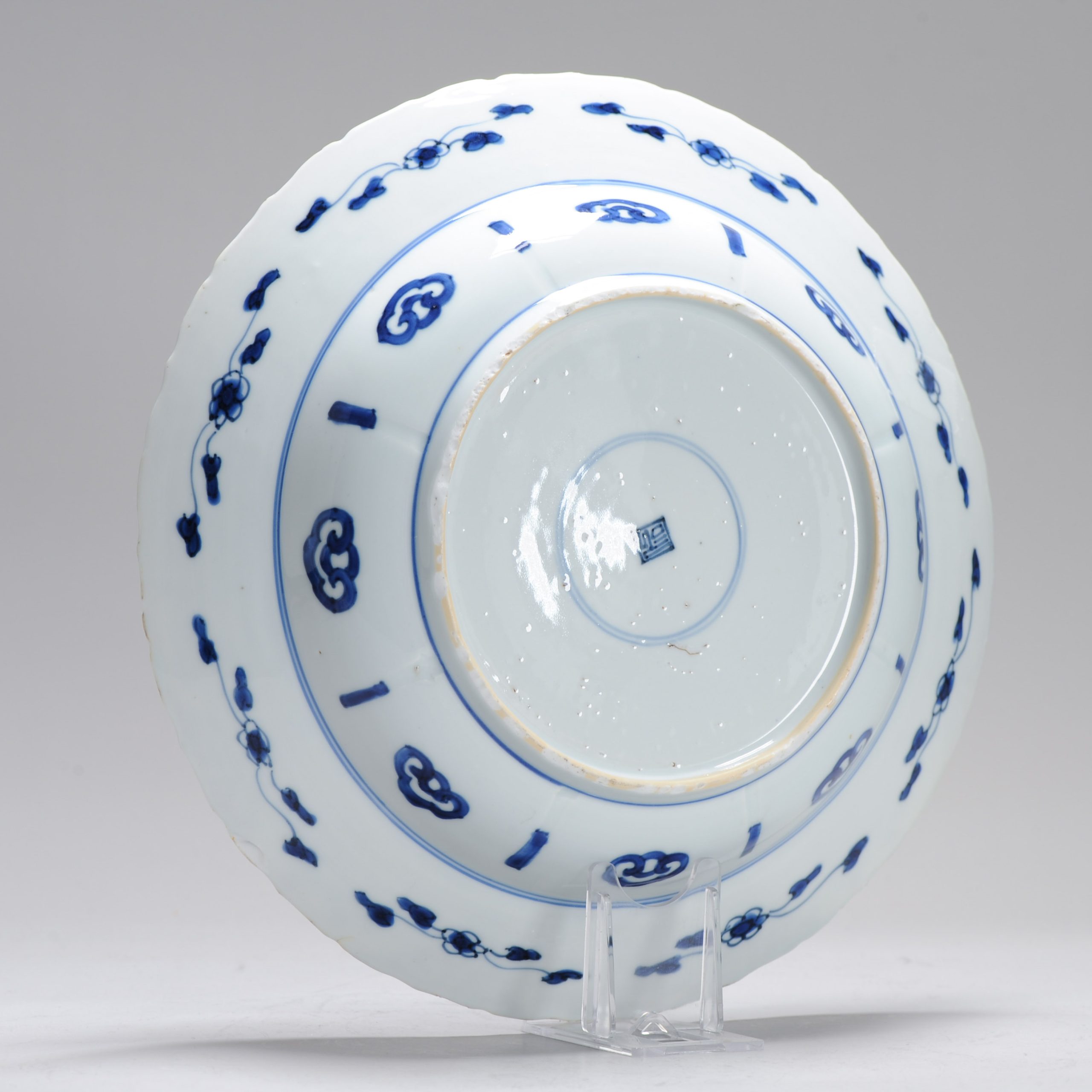 A Kangxi period Chinese porcelain Large Dish with Birds Flowers Valuables Marked - Image 8