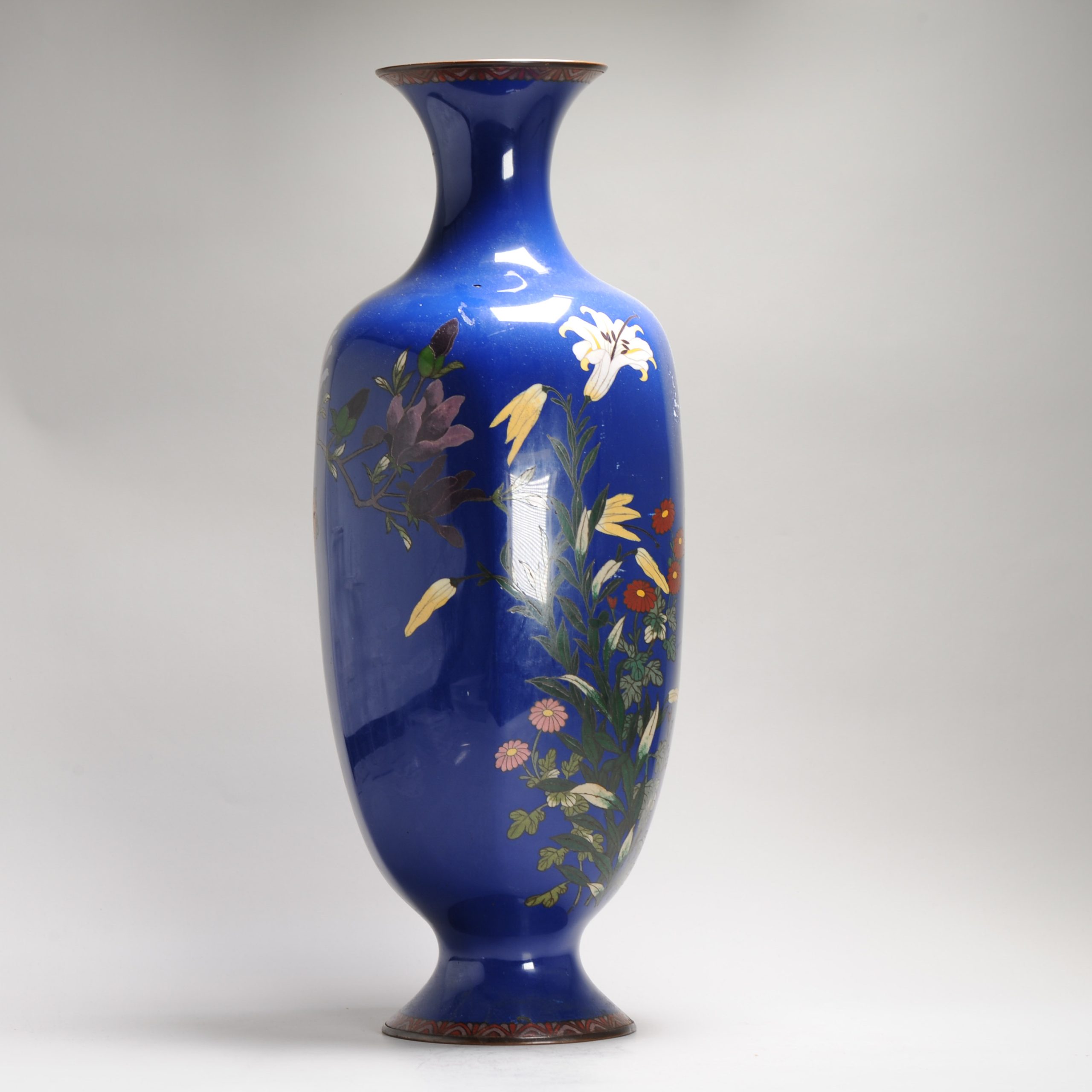 A large blue ground Vase with flowers and Prunus cloisonné enamel Meiji era (1868-1912) - Image 7