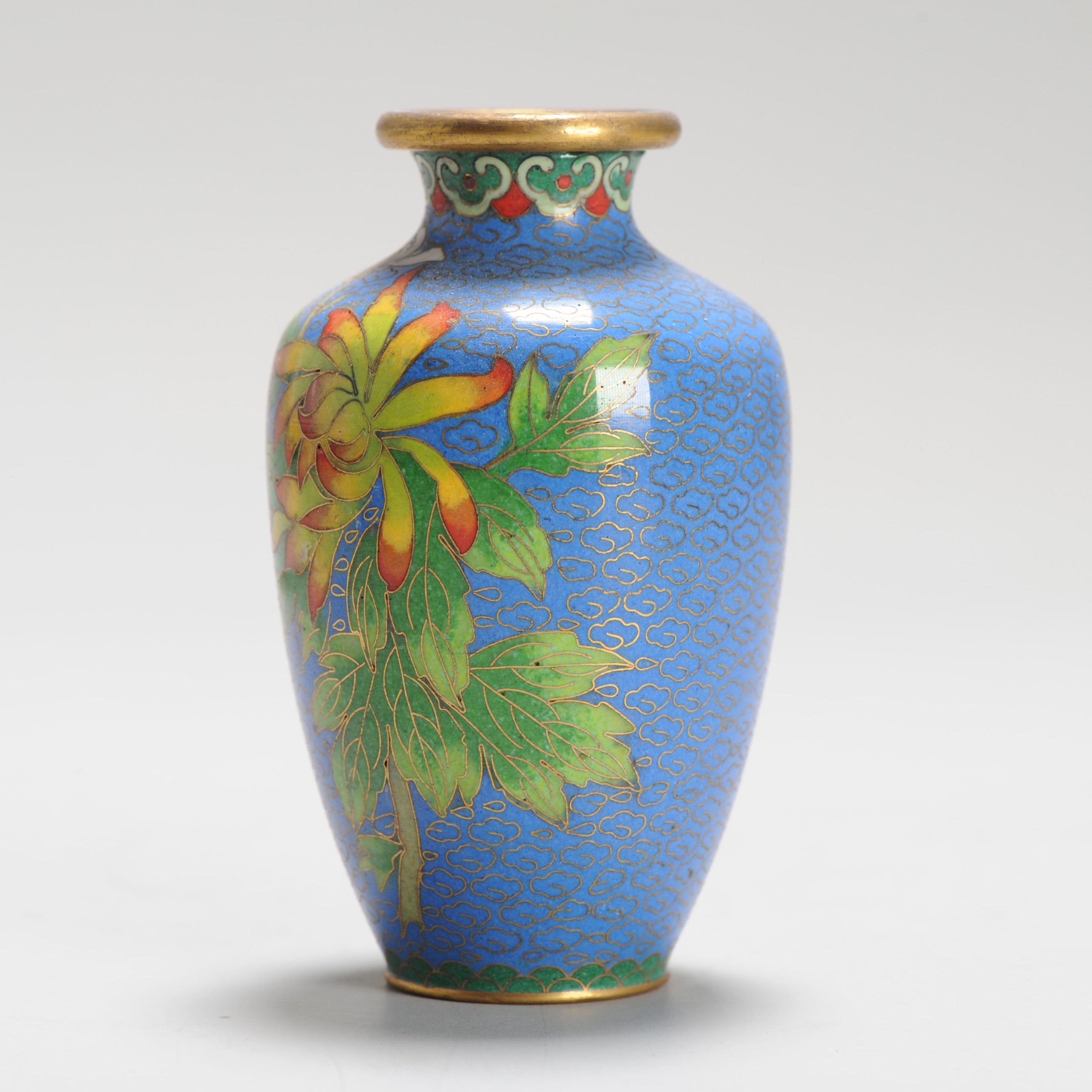 A Small round cloisonné Vase 20th c Chinese In nice blue Flowers Floral - Image 11