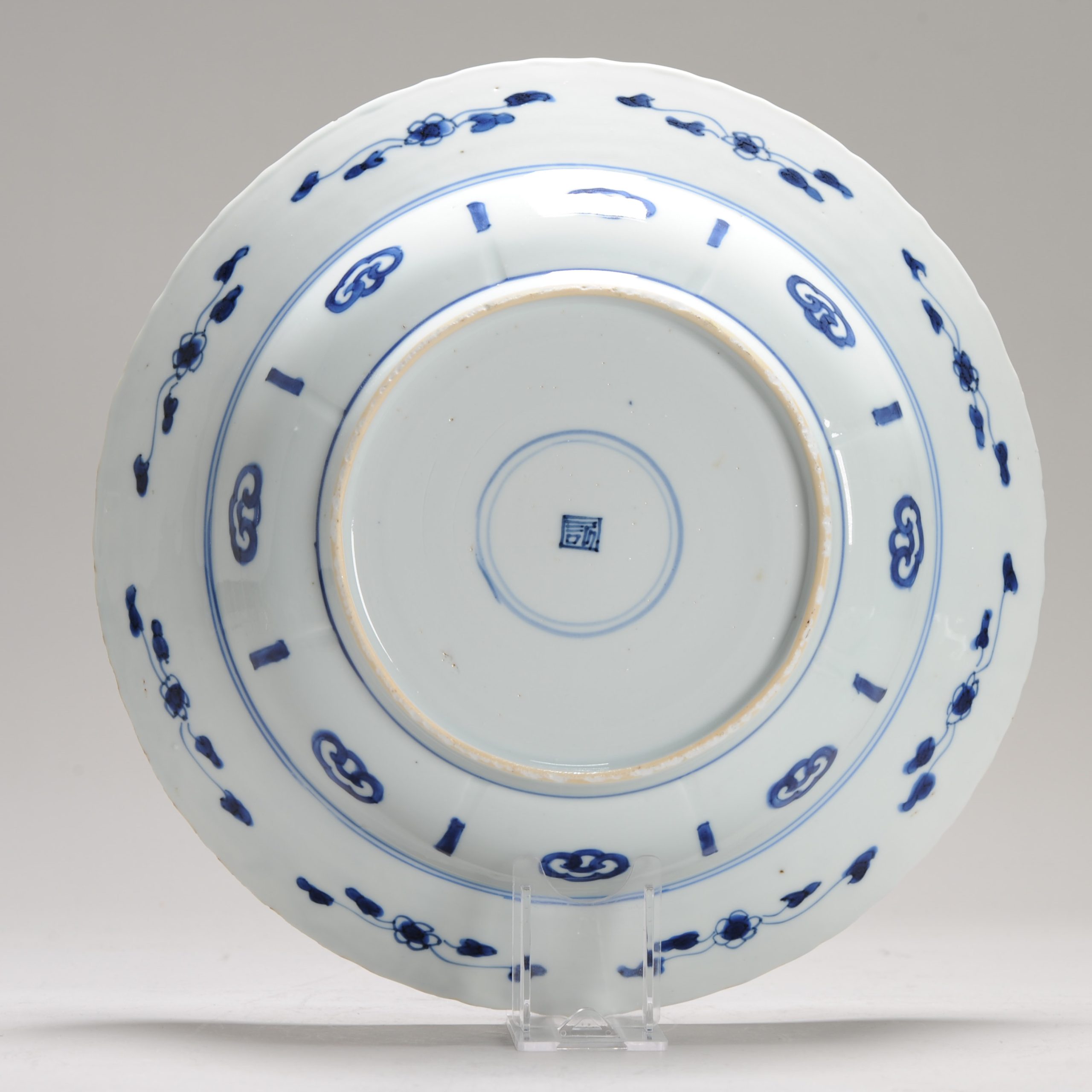 A Kangxi period Chinese porcelain Large Dish with Birds Flowers Valuables Marked - Image 7