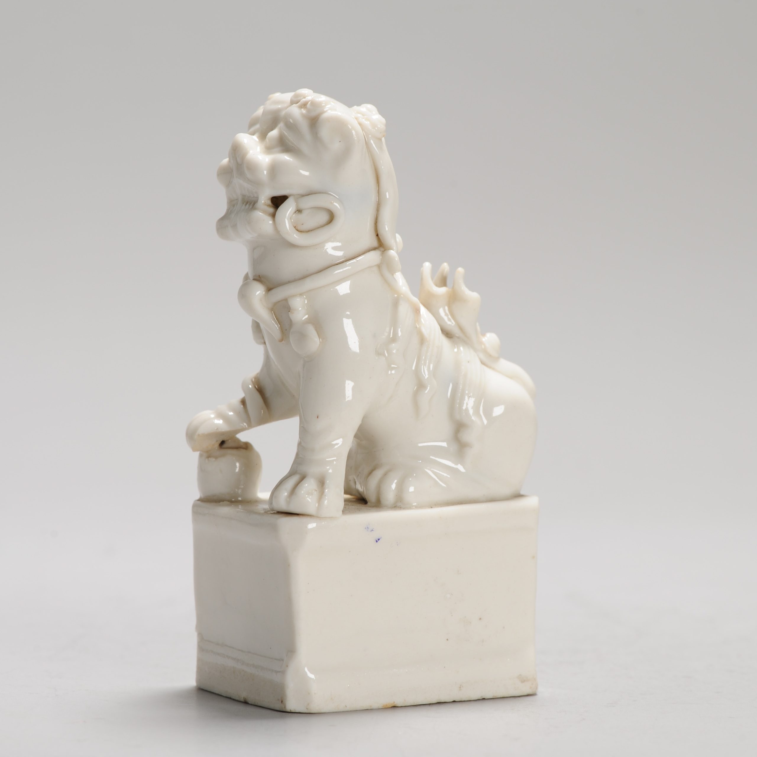 17/18C Dehua Blanc de Chine Statue Foo Dog Antique Kangxi period Chinese - Image 2