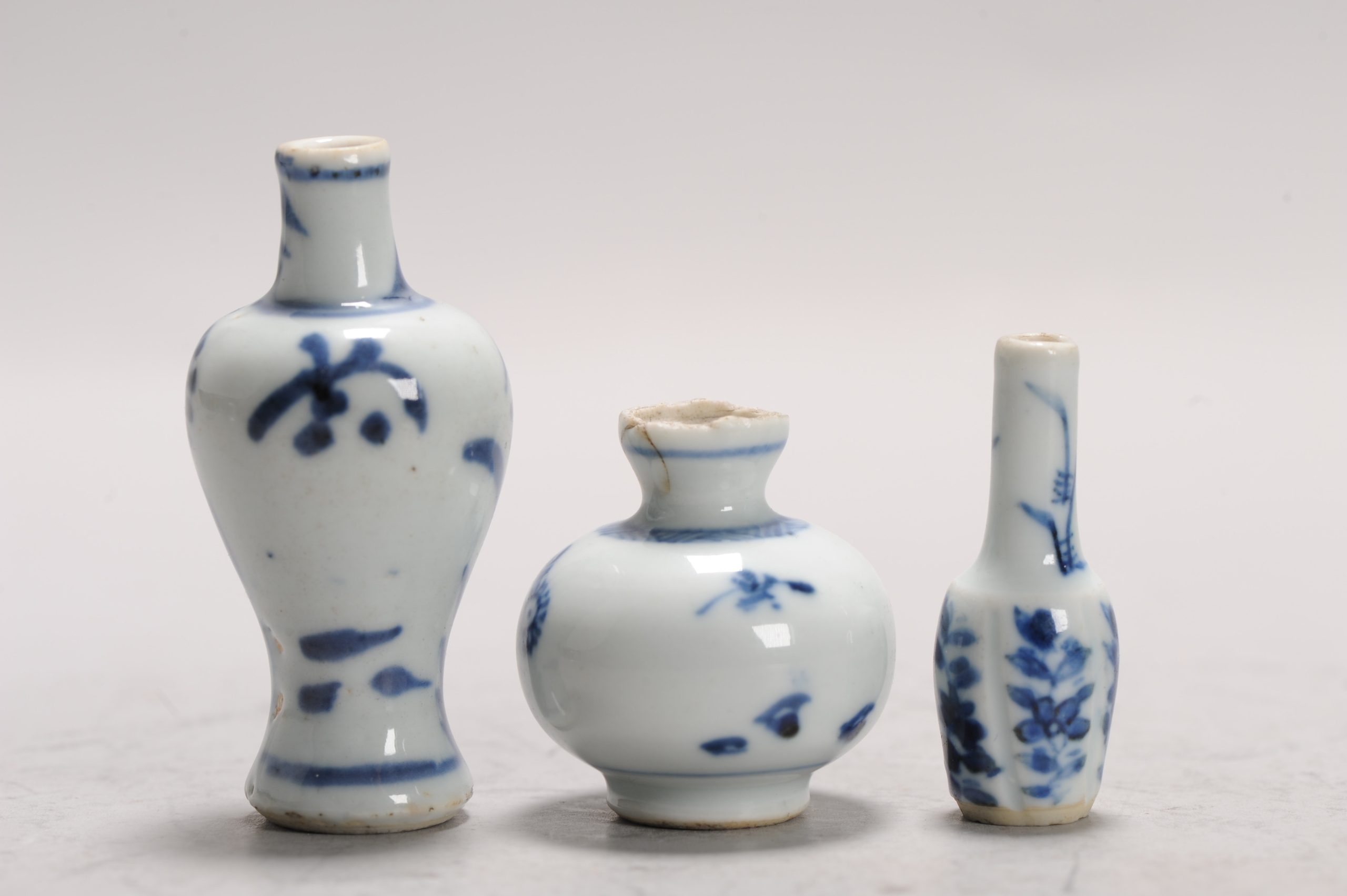 A Set of 3 lovely Kangxi miniature Porcelain Dollhouse vases Blue and White China - Image 8