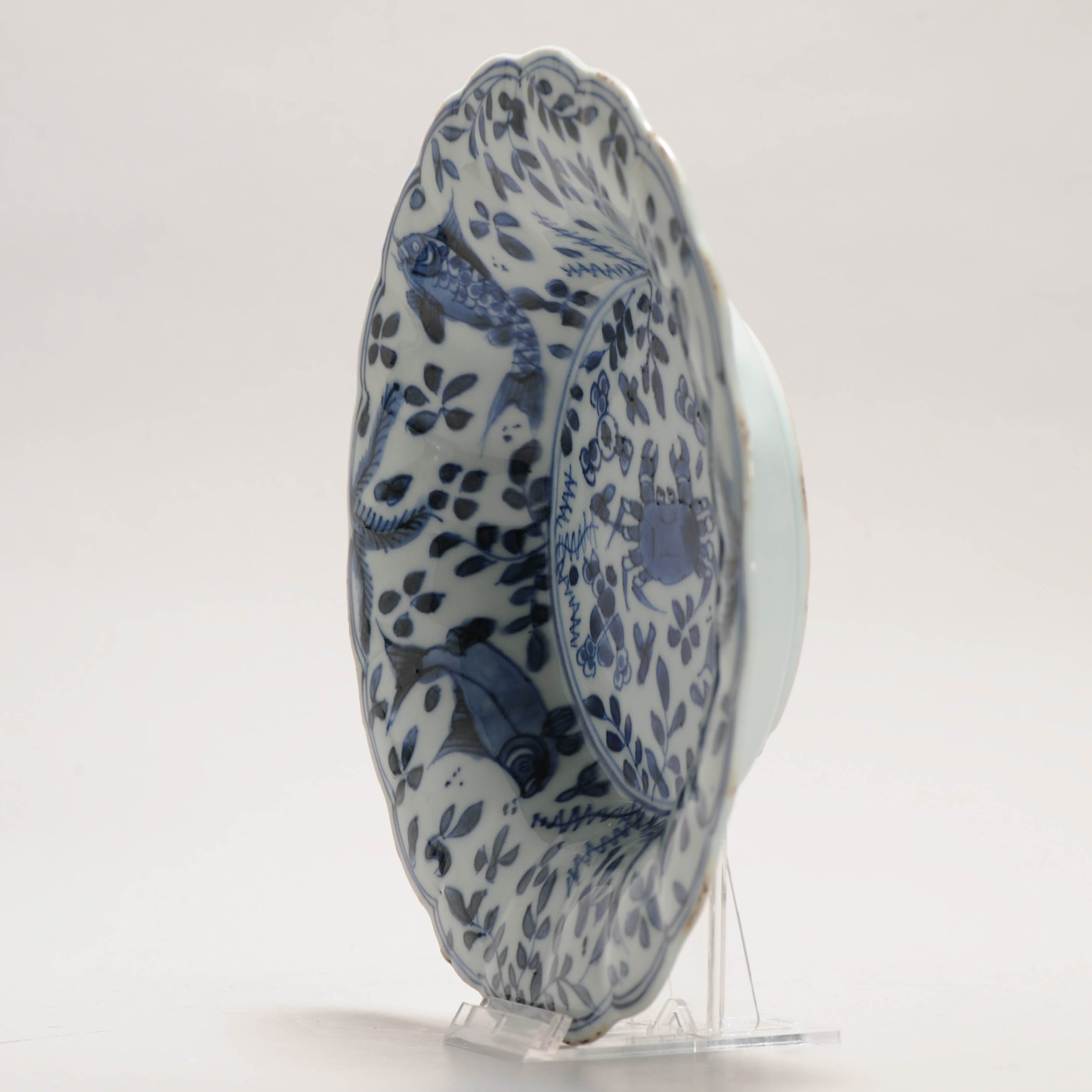 20.5CM Antique Chinese Porcelain Ca 1700 Kangxi period Period Crab and Fish Dish - Image 14