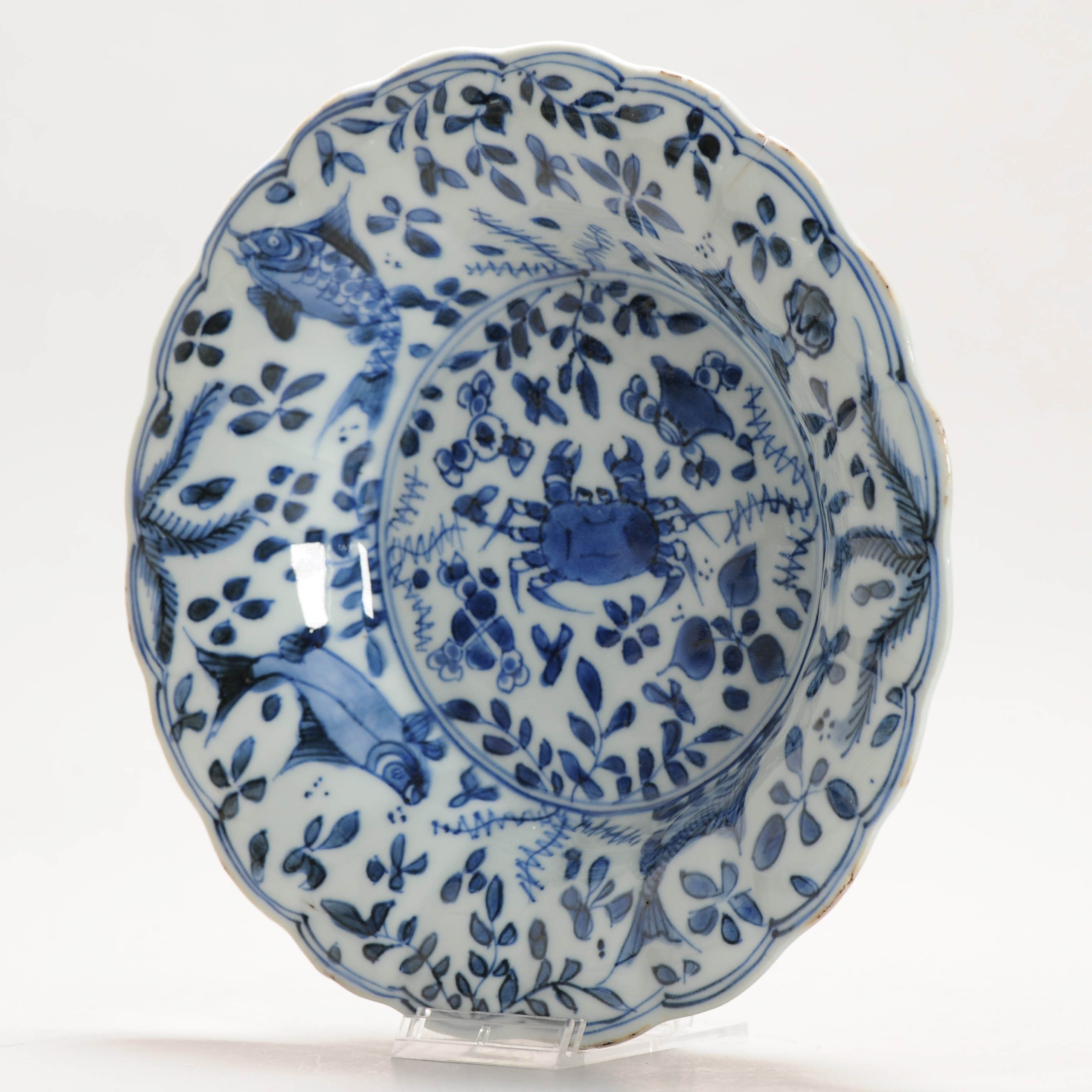 20.5CM Antique Chinese Porcelain Ca 1700 Kangxi period Period Crab and Fish Dish - Image 15