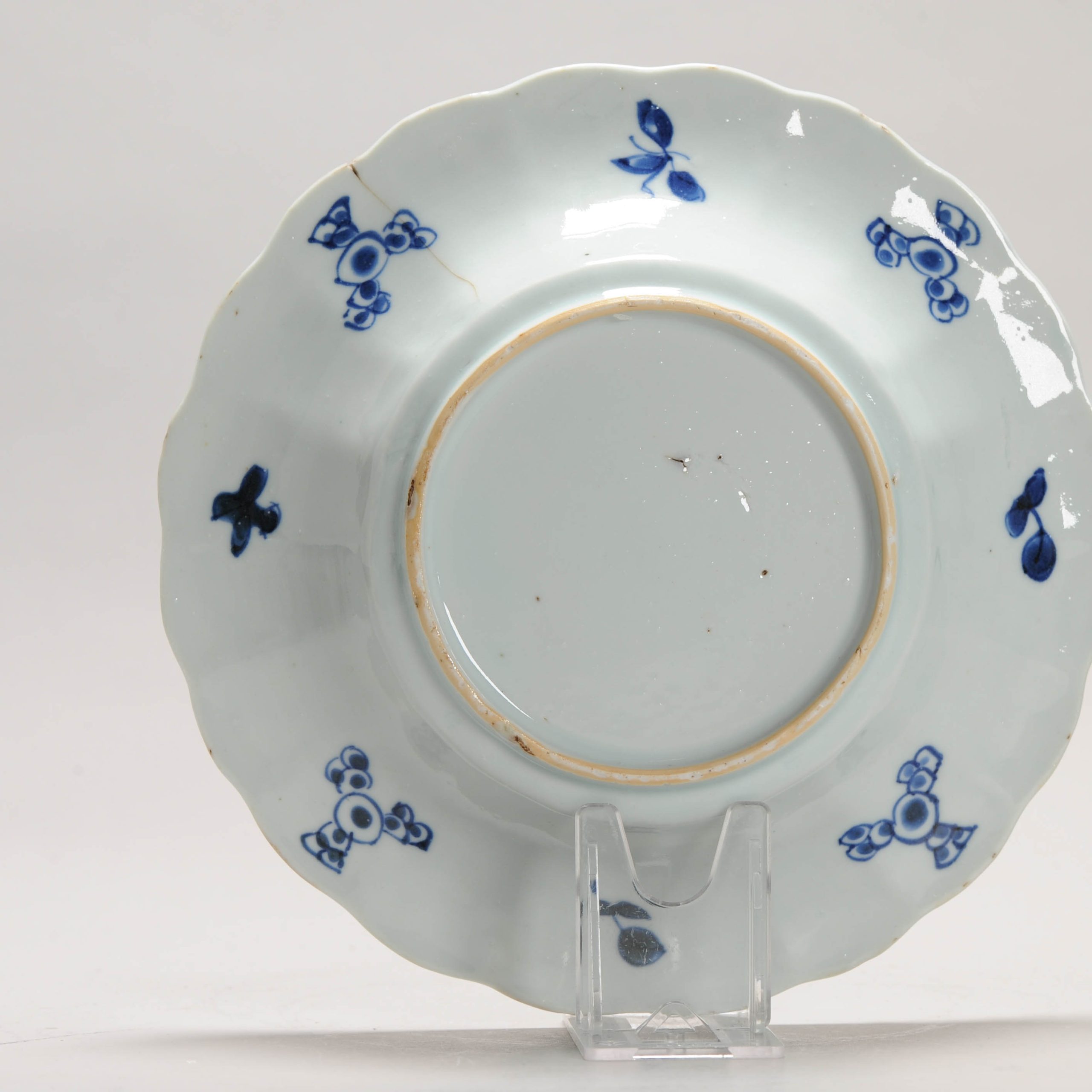20.5CM Antique Chinese Porcelain Ca 1700 Kangxi period Period Crab and Fish Dish - Image 10