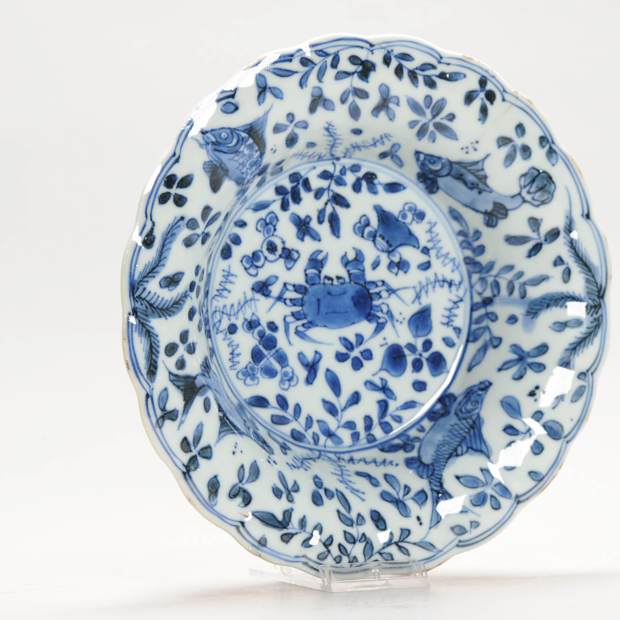 20.5CM Antique Chinese Porcelain Ca 1700 Kangxi period Period Crab and Fish Dish - Image 5