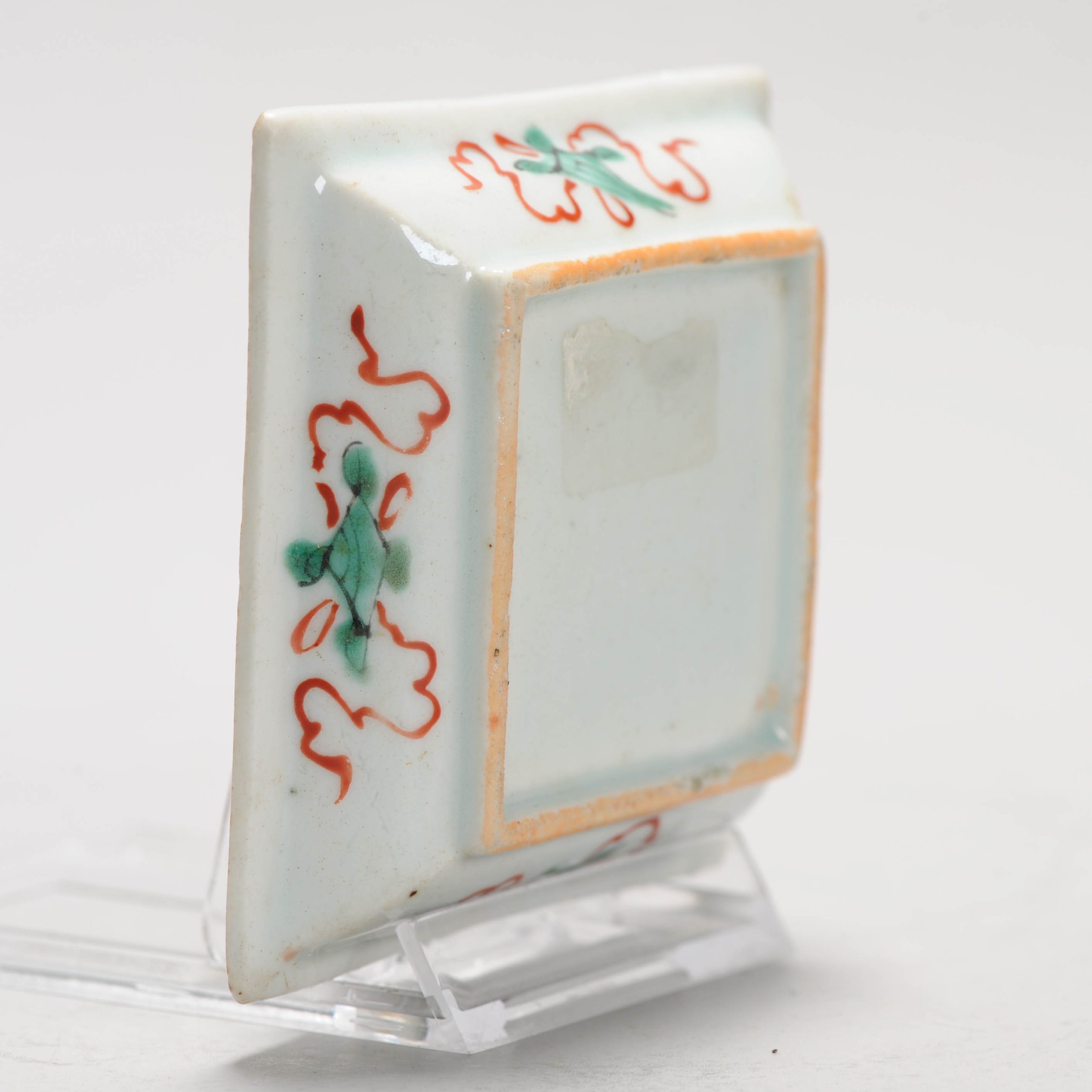 Unusual Small 17C Chinese Porcelain Ming Period Square dish Famille Verte Wucai - Image 7