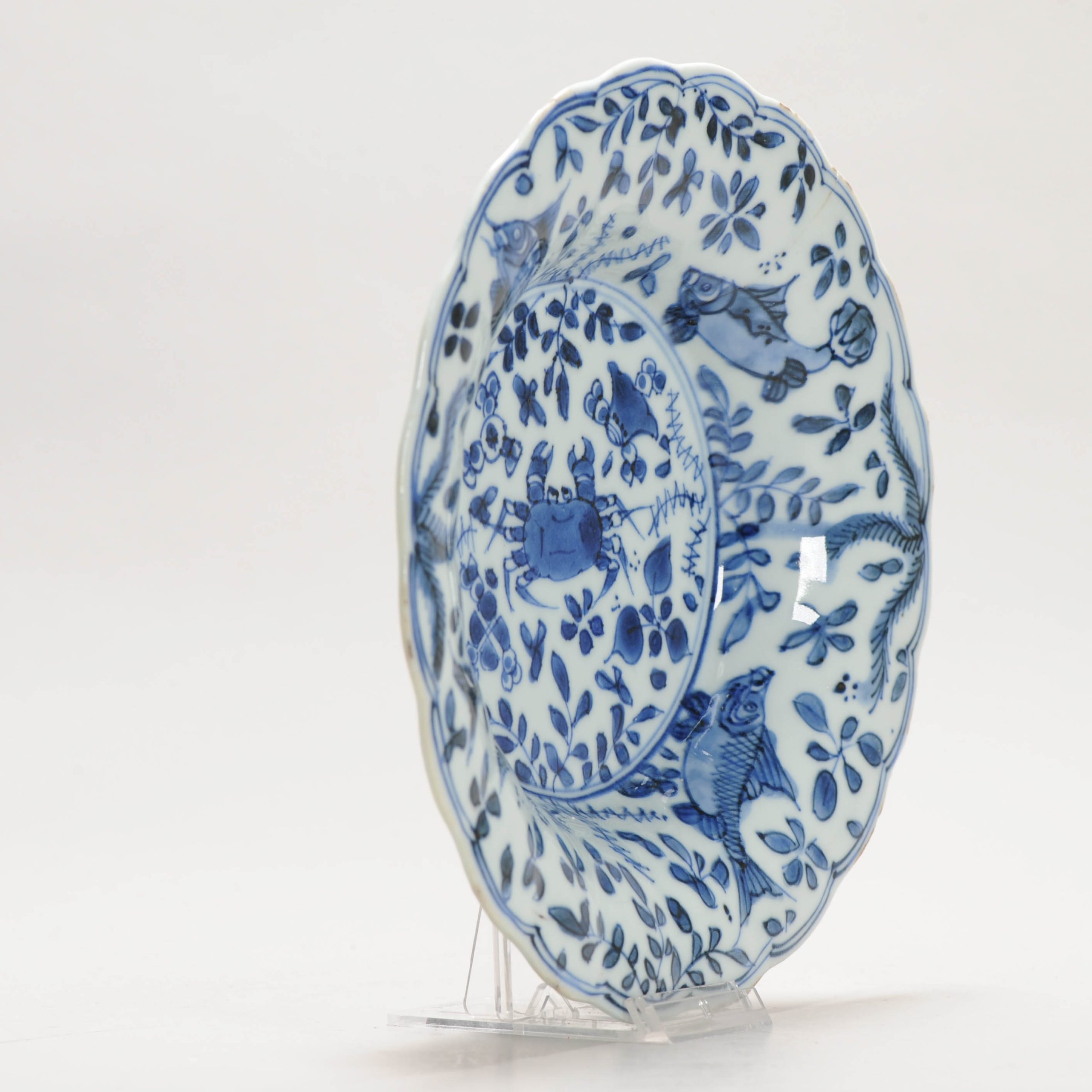 20.5CM Antique Chinese Porcelain Ca 1700 Kangxi period Period Crab and Fish Dish - Image 6