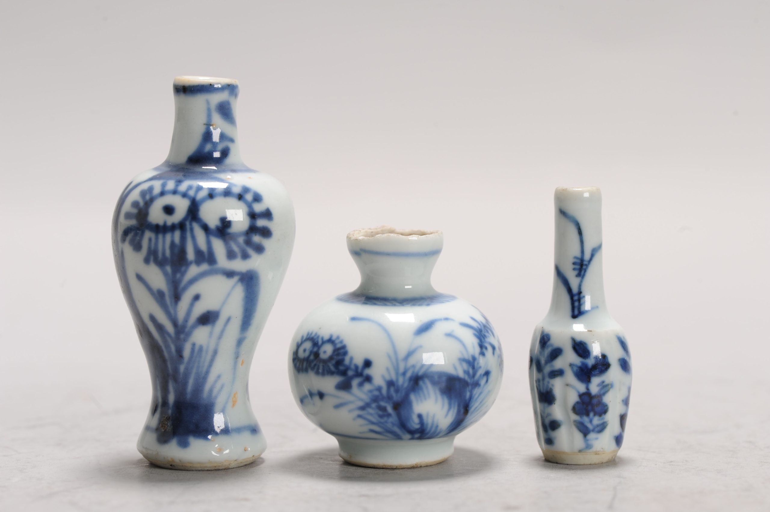 A Set of 3 lovely Kangxi miniature Porcelain Dollhouse vases Blue and White China - Image 4