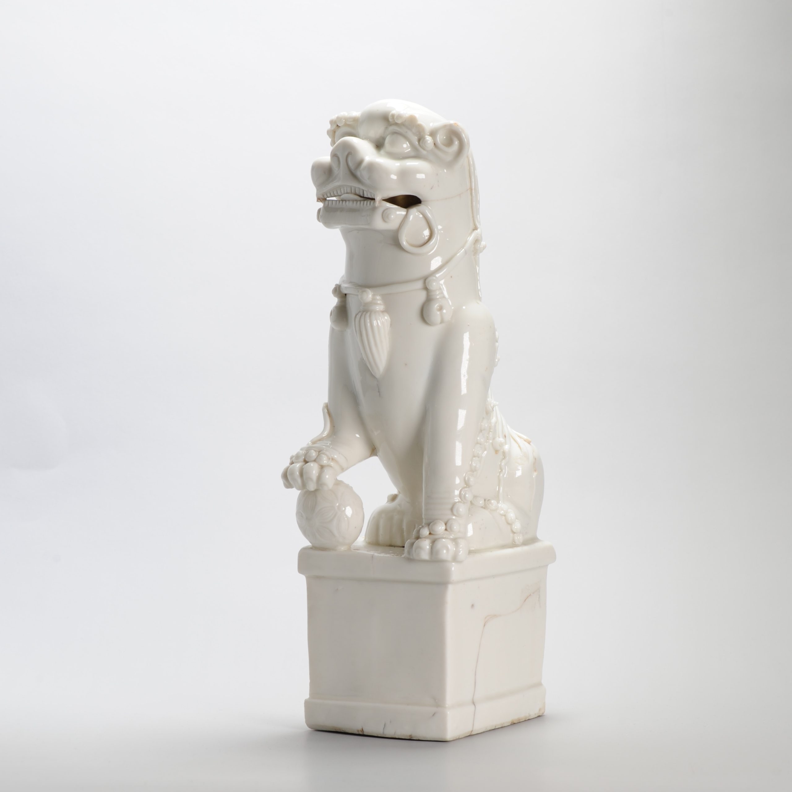 33cm Large Antique Transitional 17th C Dehua Blanc de Chine Foo Lion - Image 7