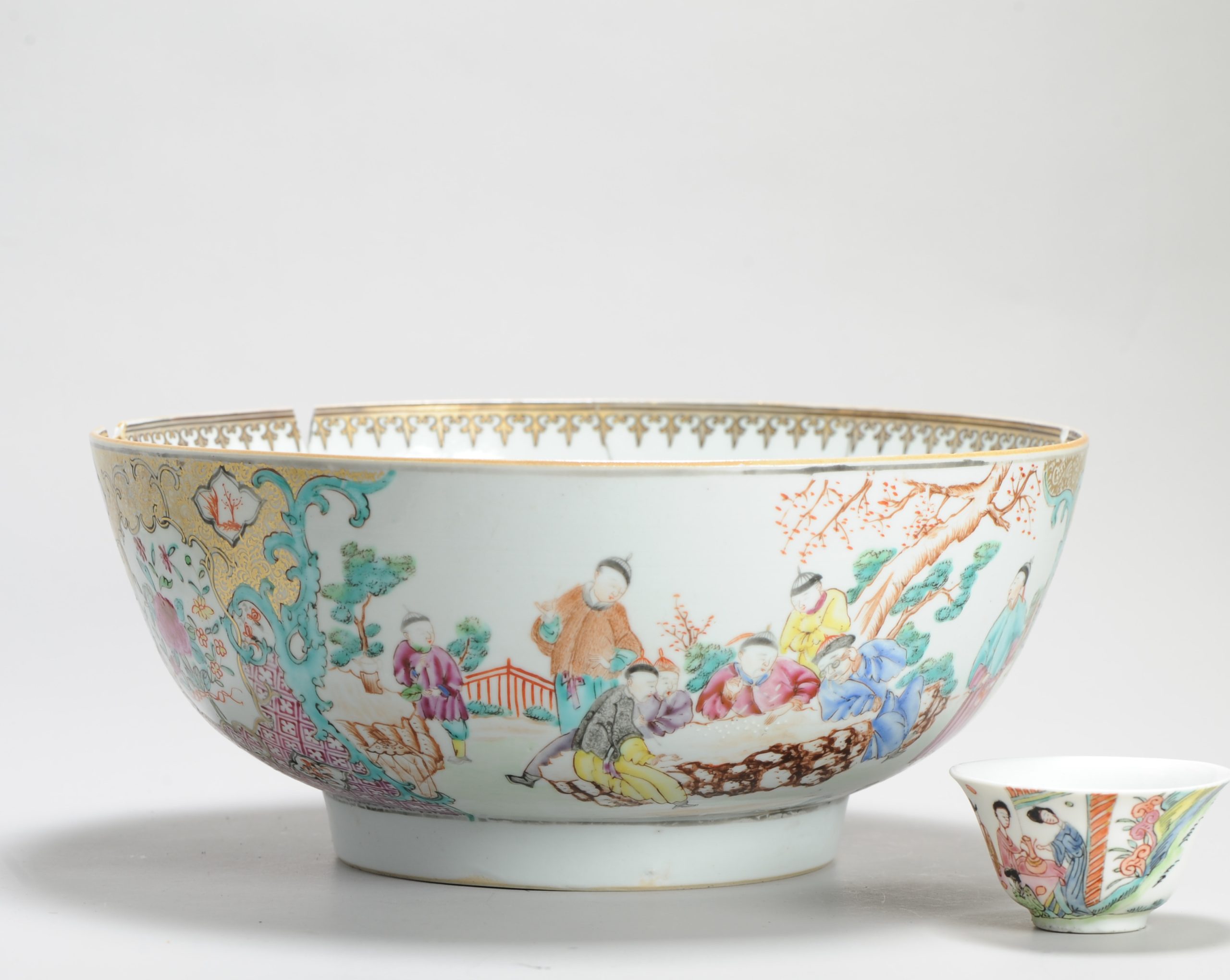 26CM Antique 18C Chinese Porcelain PunchBowl China Mandarin Rose Qianlong