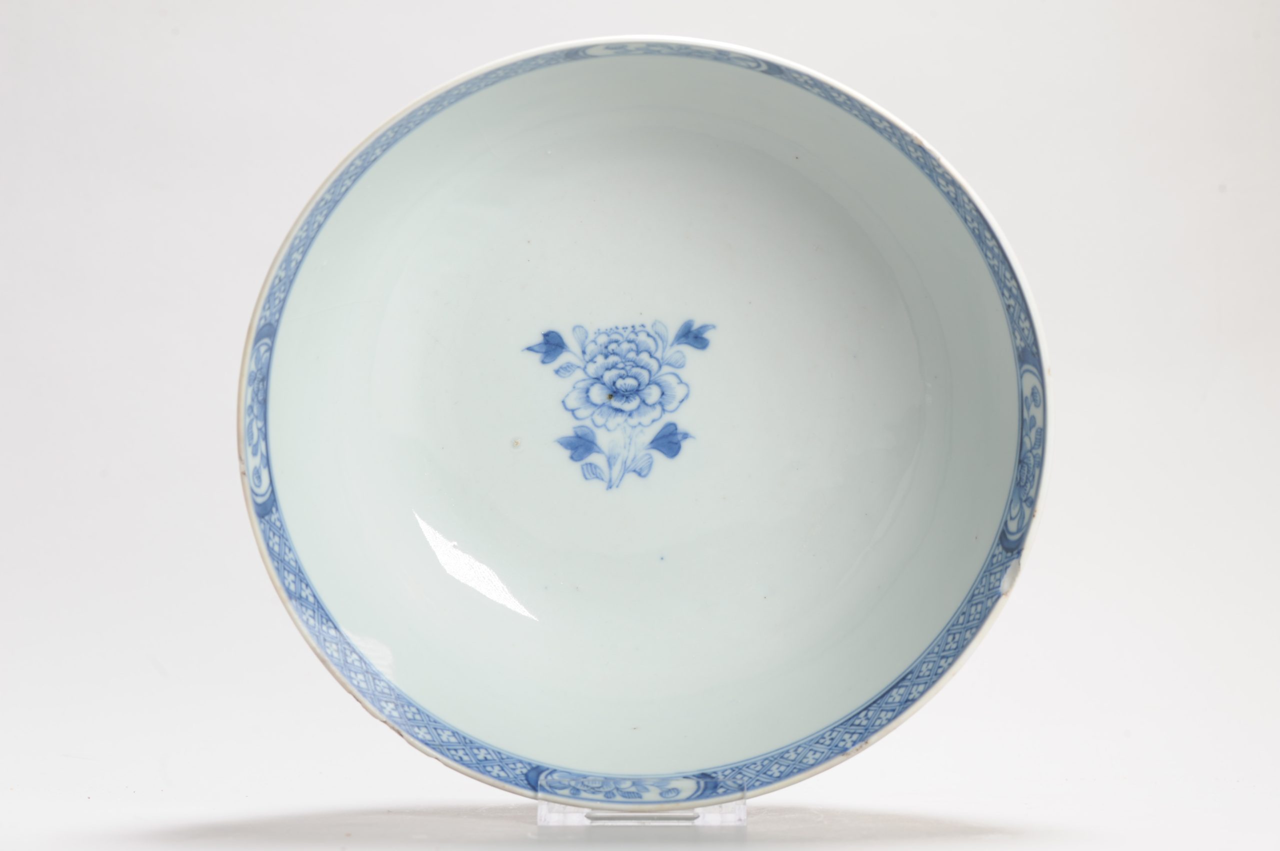 Large Antique Qianlong Chinese Porcelain Bowl with Garden landscape - Image 4