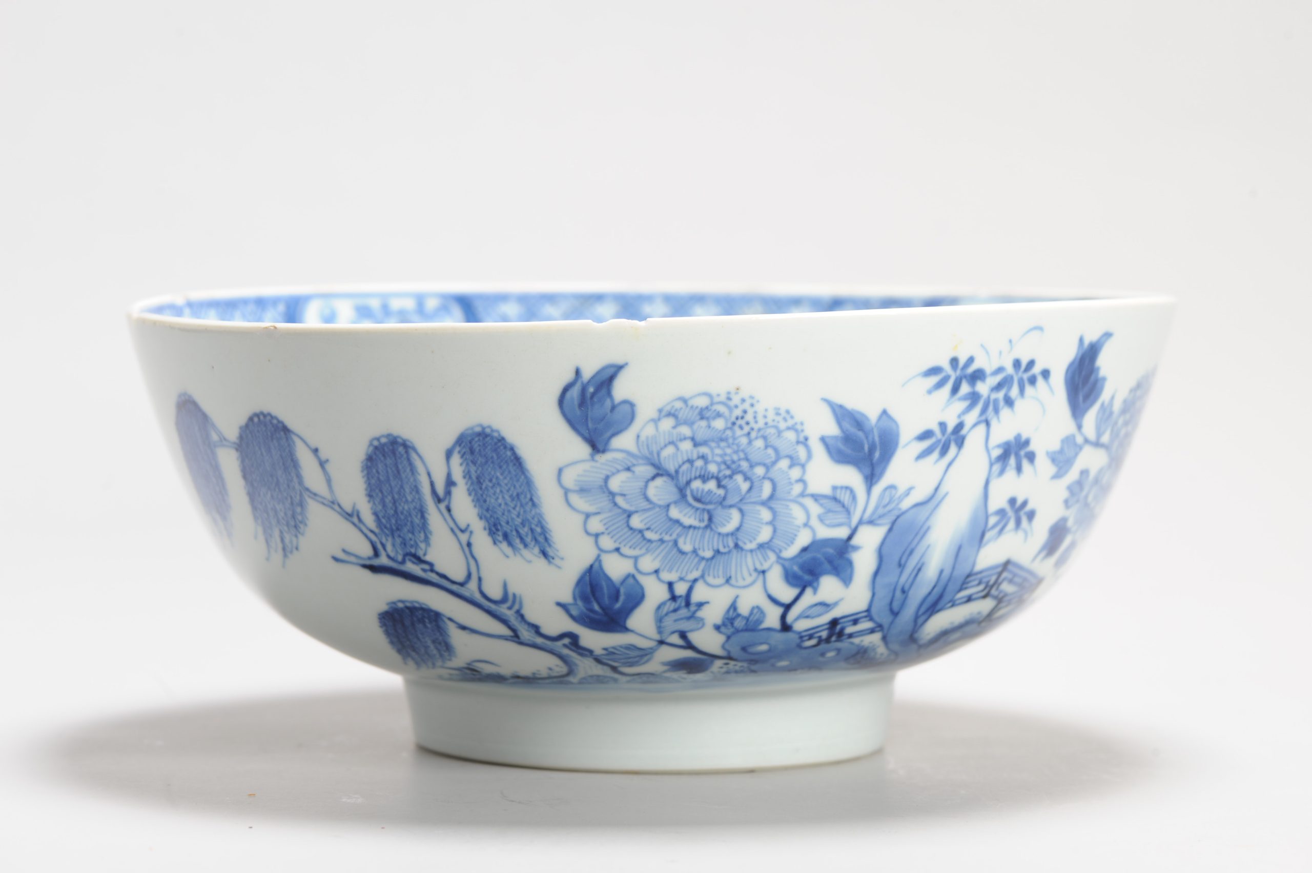 Large Antique Qianlong Chinese Porcelain Bowl with Garden landscape - Image 8