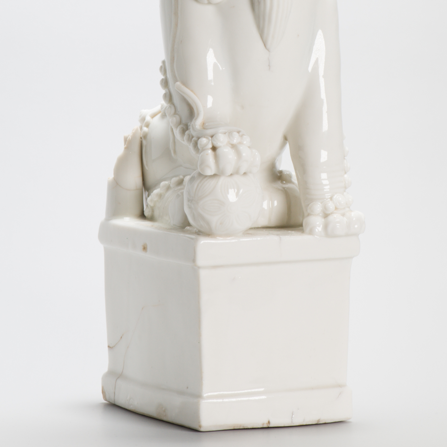 33cm Large Antique Transitional 17th C Dehua Blanc de Chine Foo Lion - Image 6