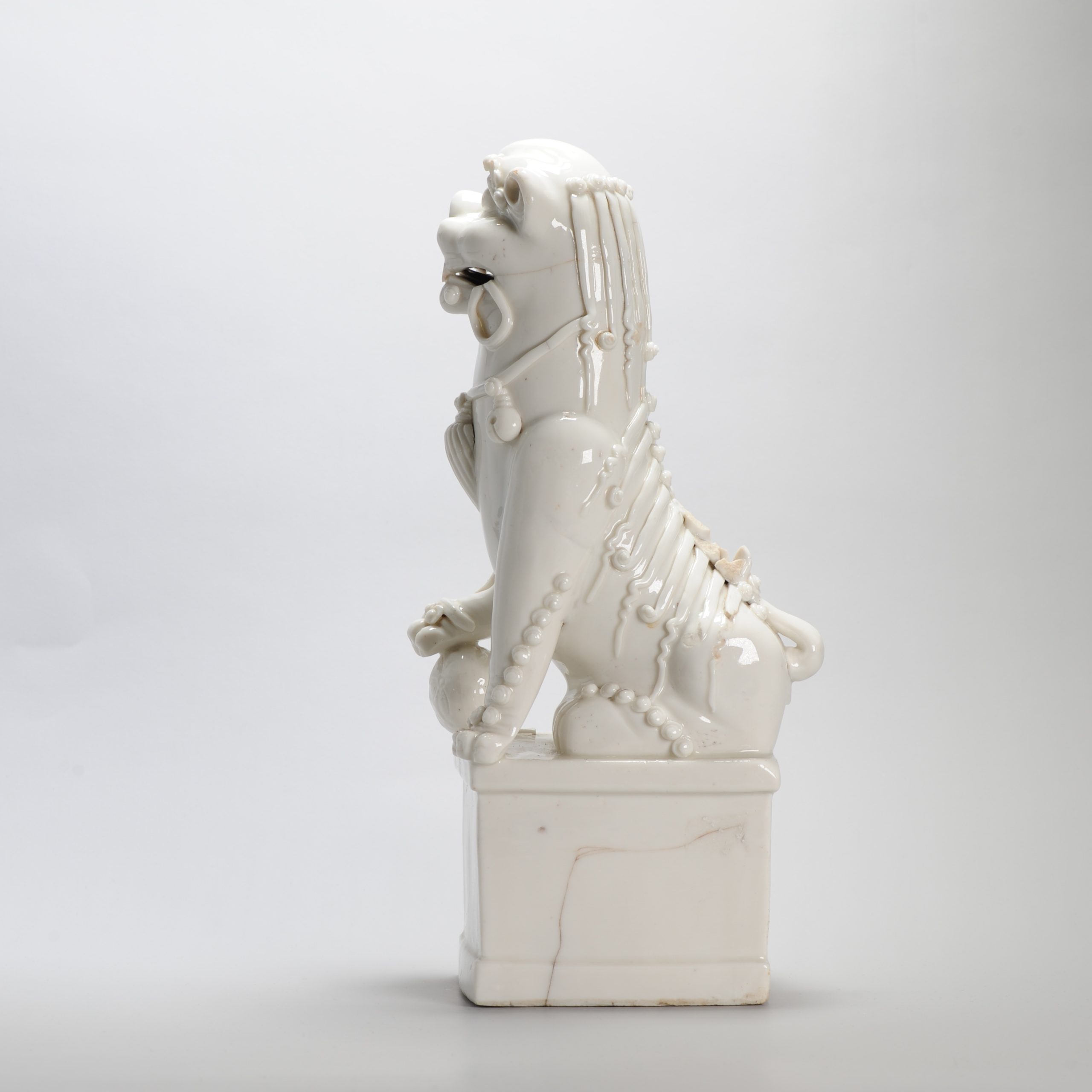 33cm Large Antique Transitional 17th C Dehua Blanc de Chine Foo Lion - Image 10