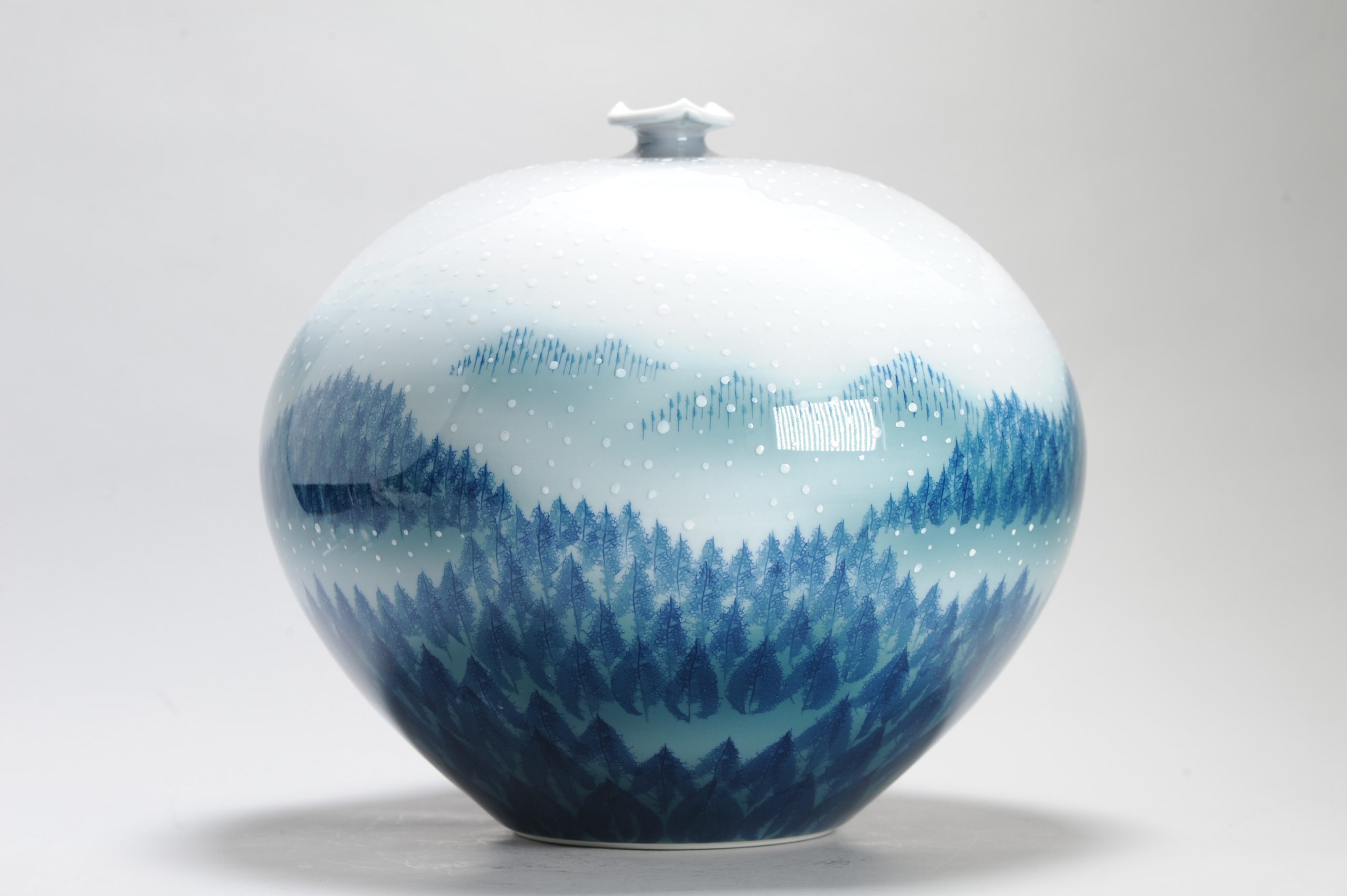 Fine Art Japanese Vase Arita. Artist Fujii Shumei Winter Landscape Born. 1936