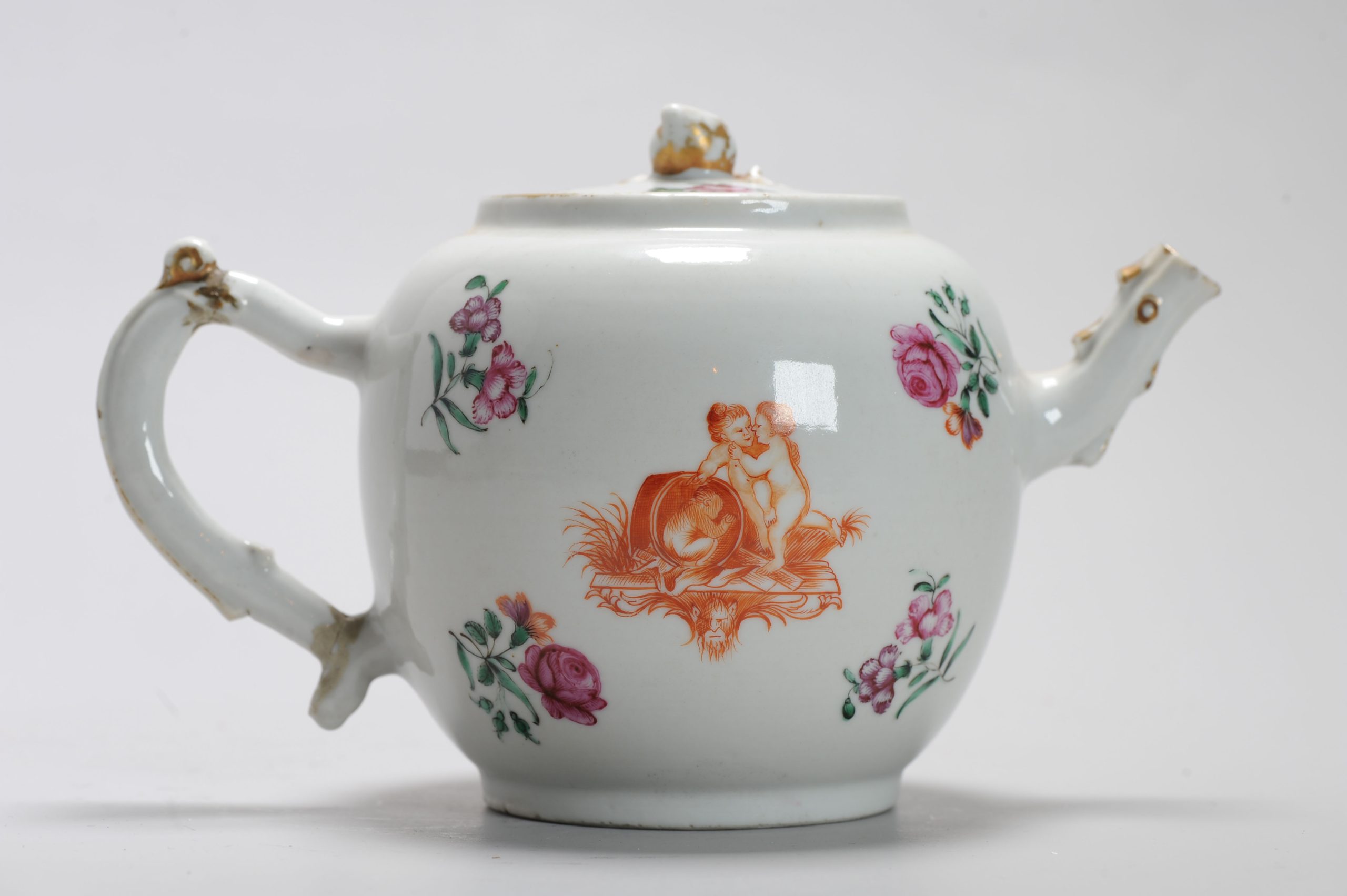 Antique Ca 1740 Chinese Porcelain Qianlong Putti Decorated Teapot Rose