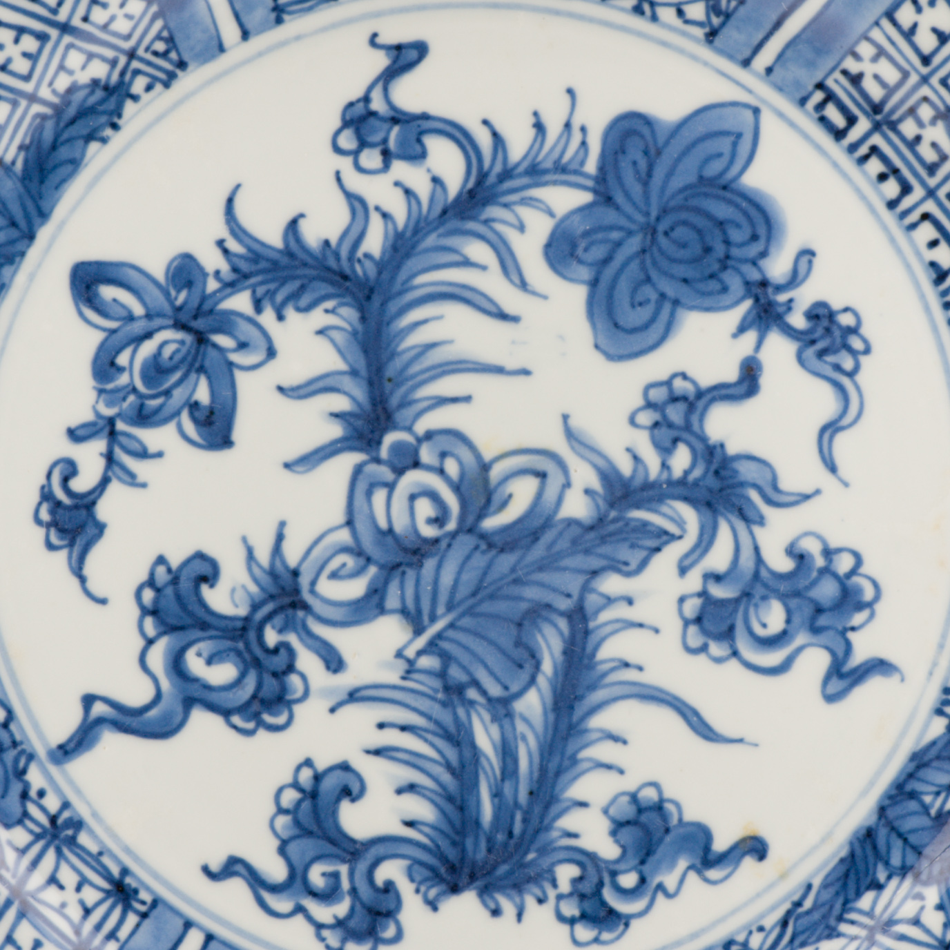 26.8CM Antique ca 1700 Chinese Kangxi Period Porcelain Dish Plate Flowers - Image 2
