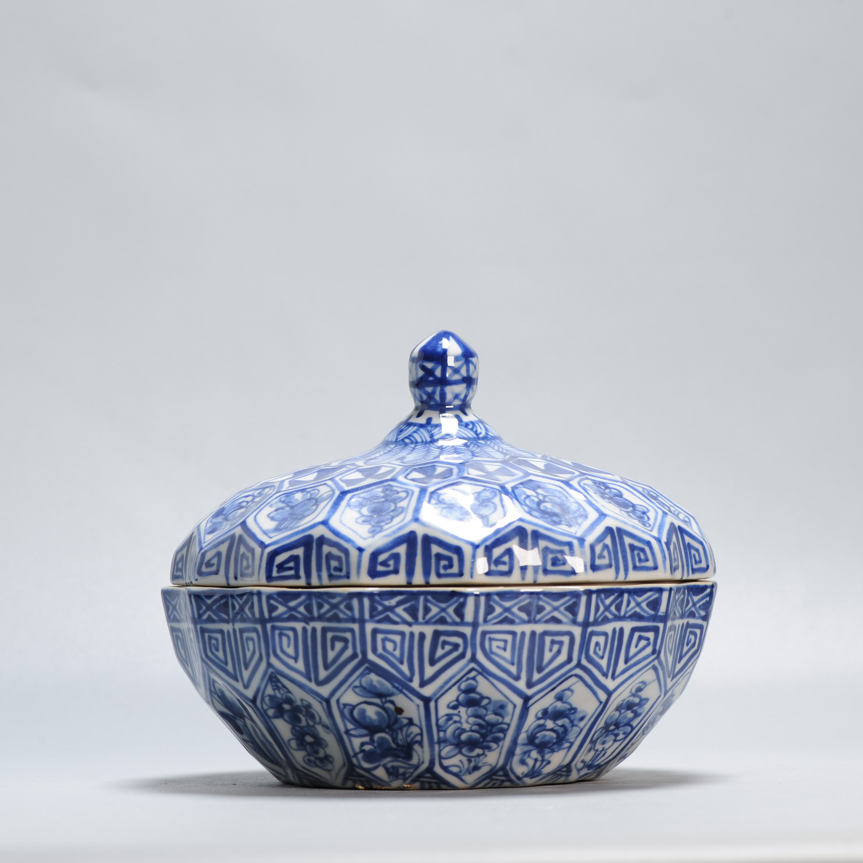 Antique 20th Chinese Porcelain Kamcheng Tureen SE Asia China - Image 5