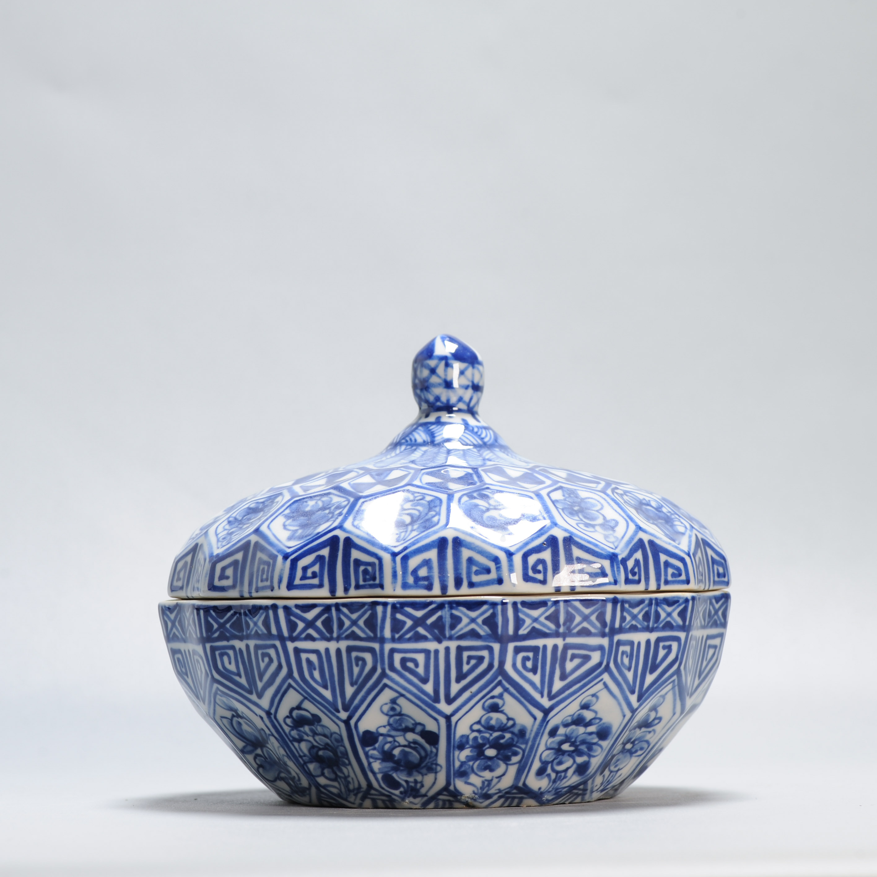 Antique 20th Chinese Porcelain Kamcheng Tureen SE Asia China - Image 8
