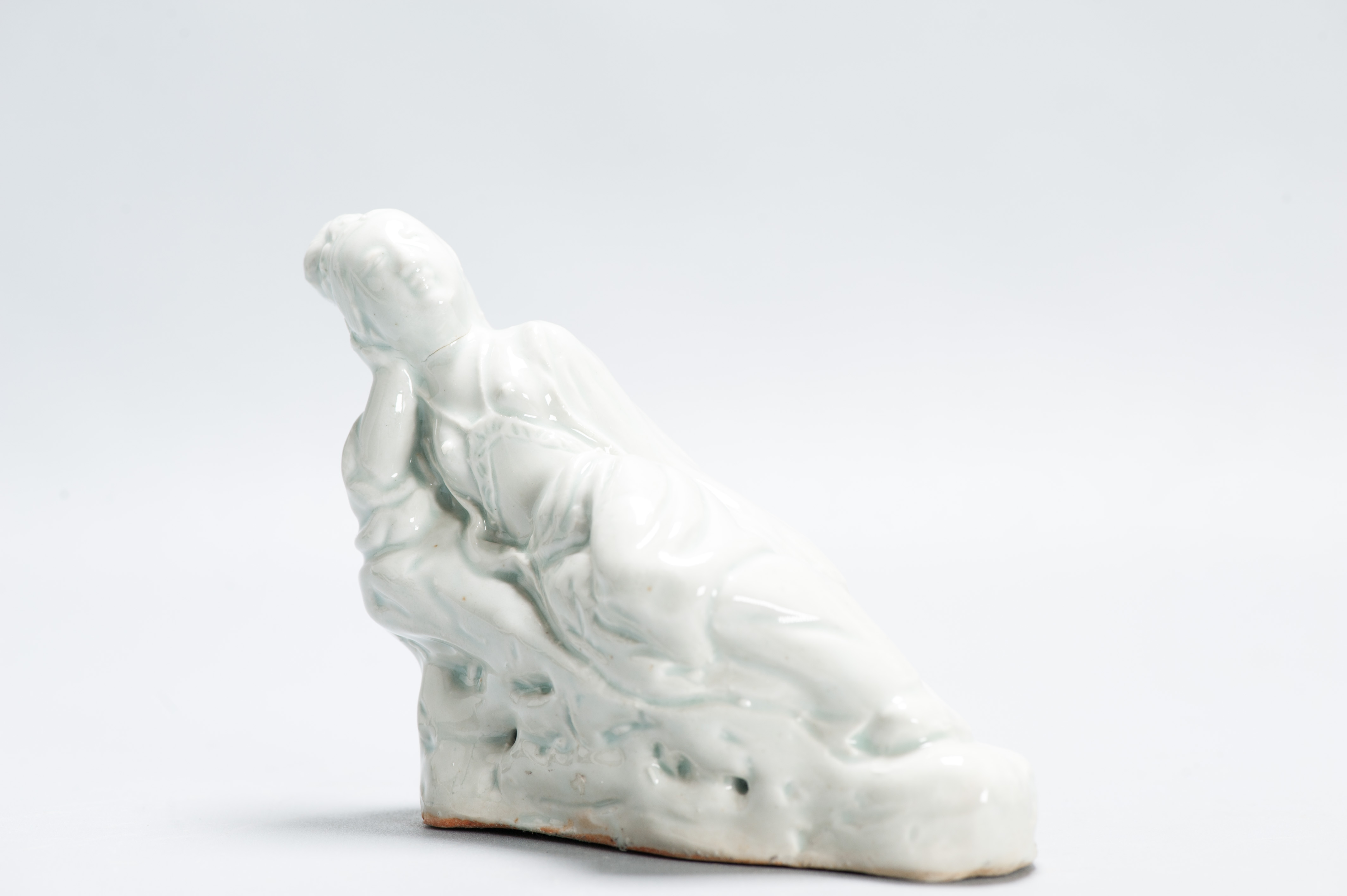 Antique Ming period (1368-1644) Dehua Blanc de Chine Reclining Bodhisattva - Image 11