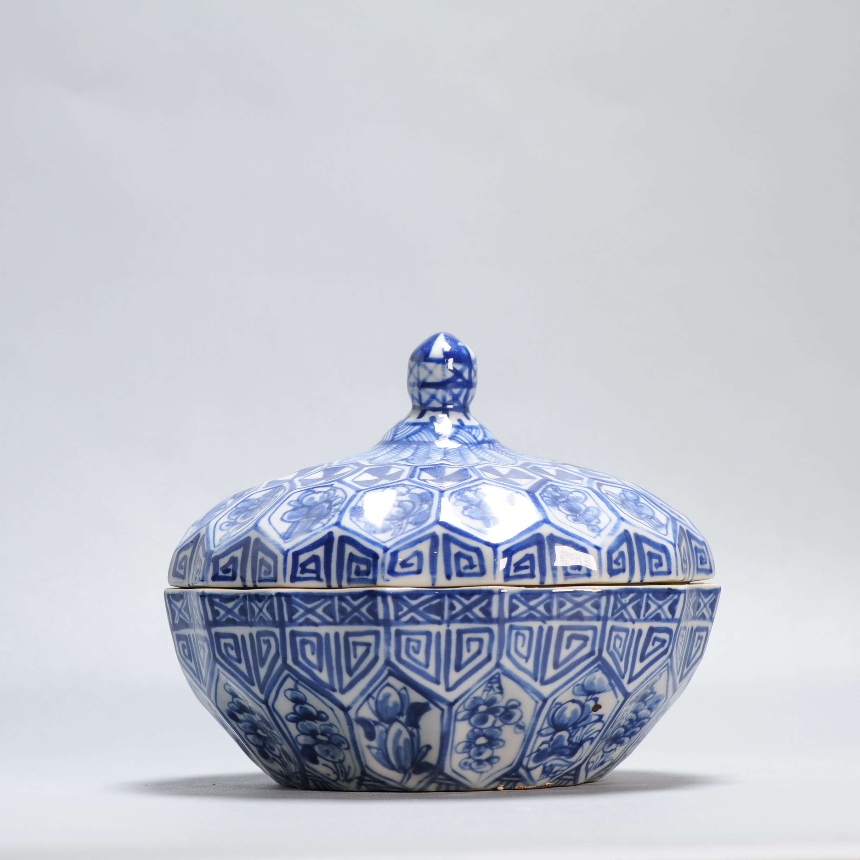 Antique 20th Chinese Porcelain Kamcheng Tureen SE Asia China - Image 6