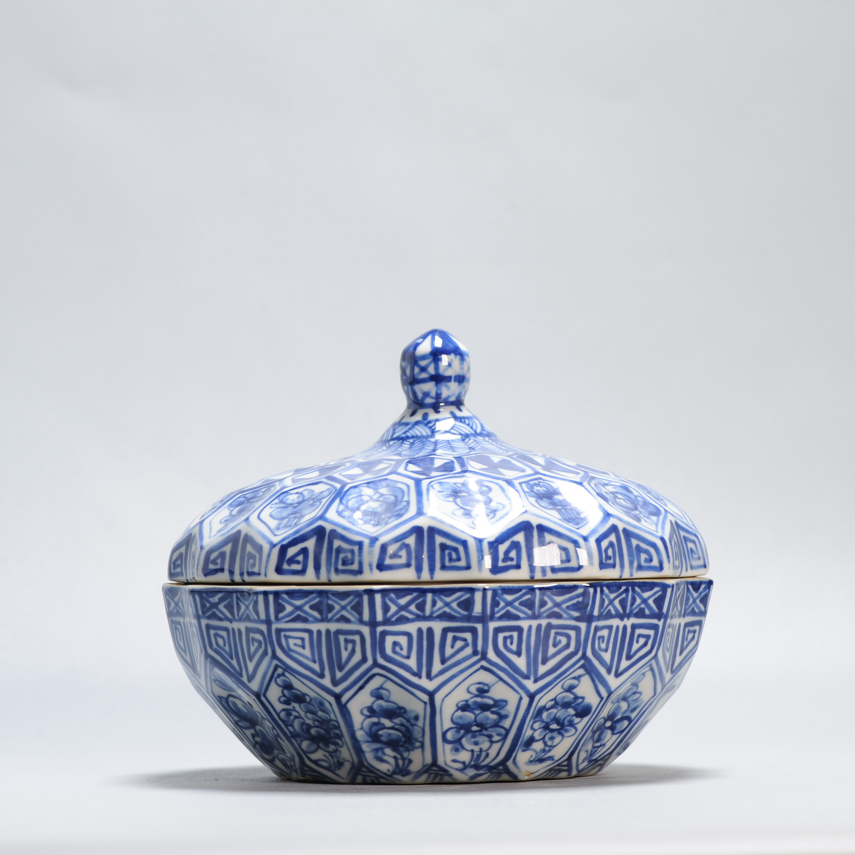 Antique 20th Chinese Porcelain Kamcheng Tureen SE Asia China - Image 4