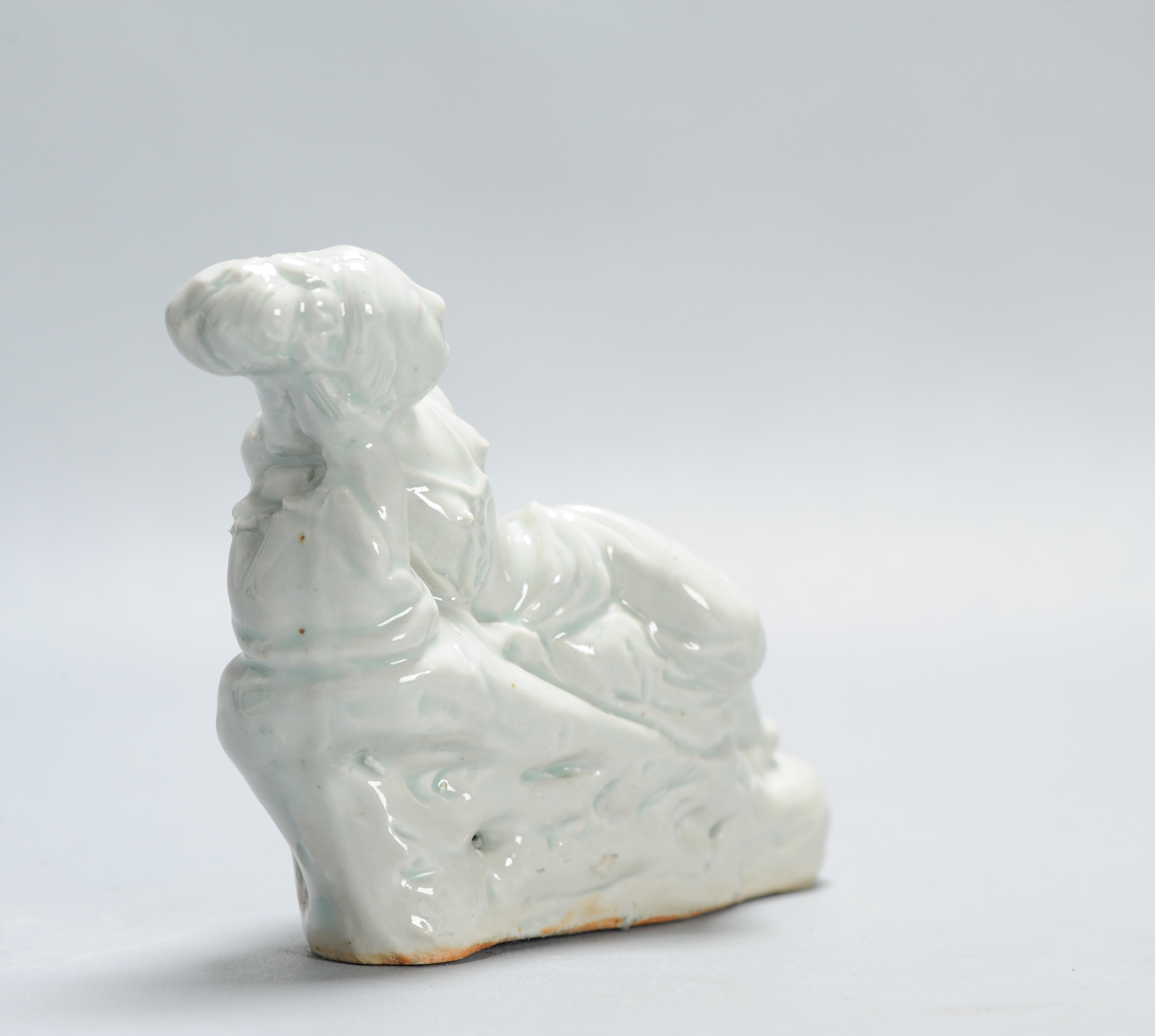 Antique Ming period (1368-1644) Dehua Blanc de Chine Reclining Bodhisattva - Image 2