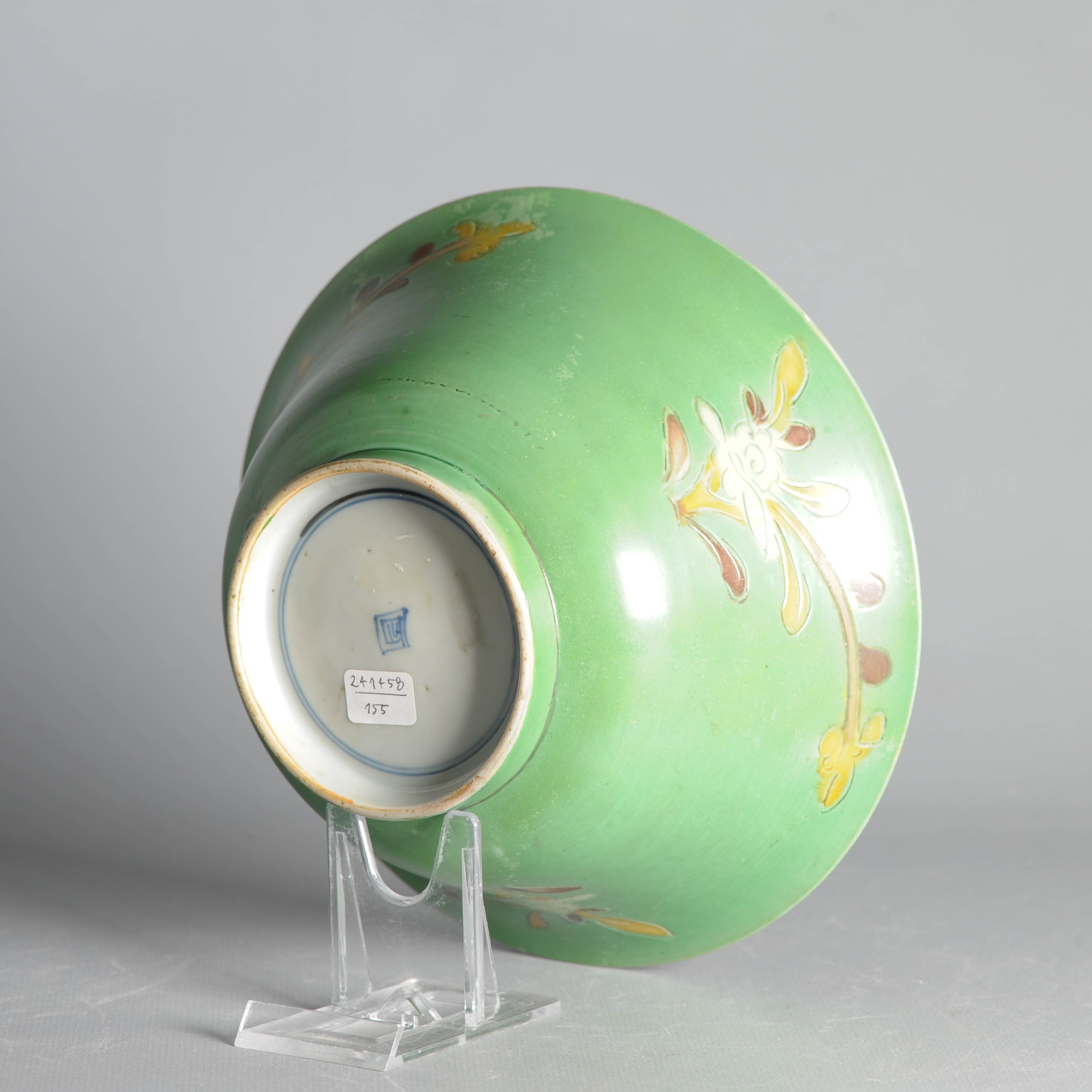 Ca 1700 Kangxi period Chinese Porcelain green-ground 'Brinjal' bowl Floral - Image 2