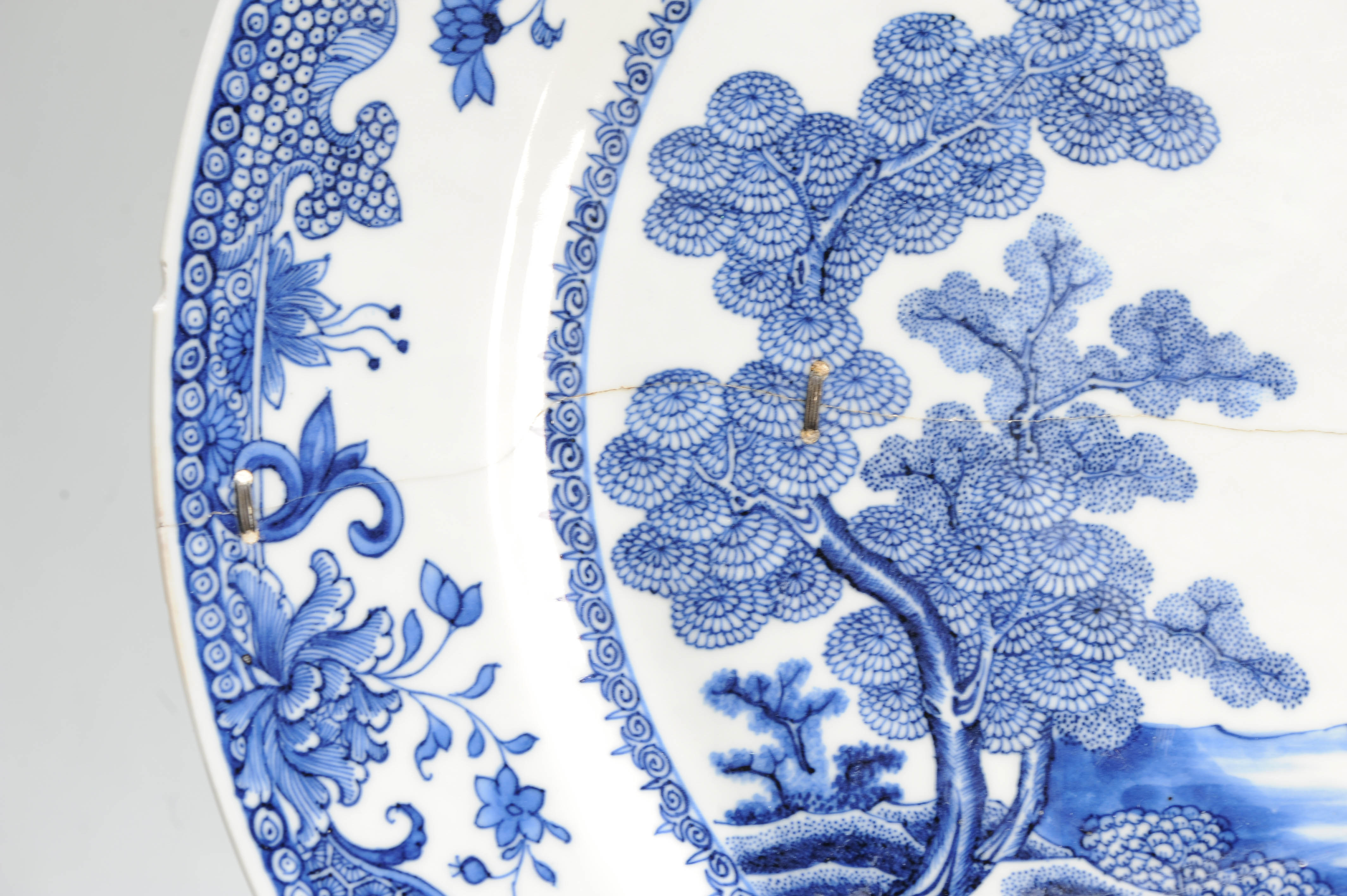37.3CM Antique Chinese Porcelain plate after Cornelis Pronk: "Dames au parasol" 18th C. - Image 2